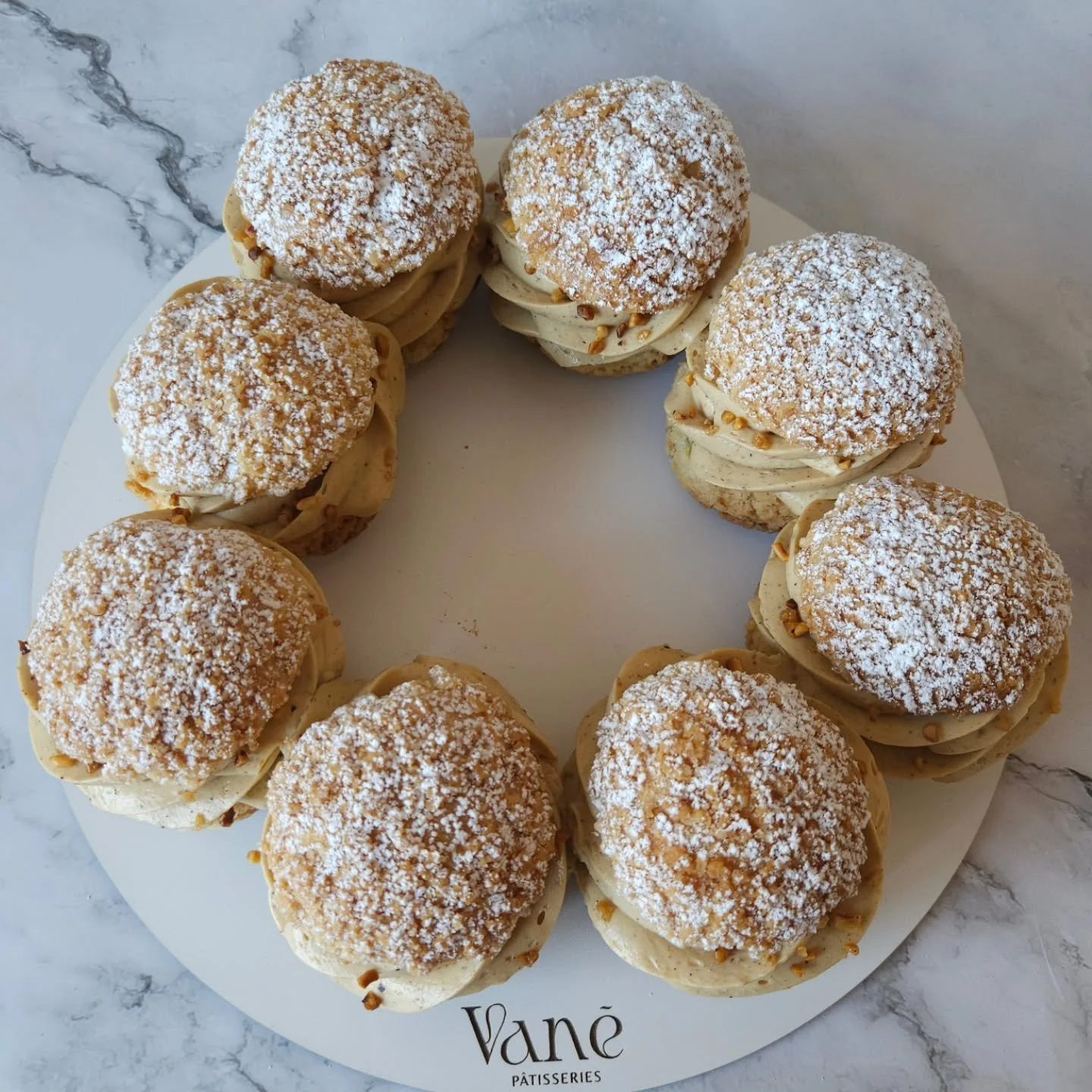Le paris-brest... hummm
Une bonne p&acirc;te &agrave; choux, un cr&egrave;meux pralin&eacute; et l'immanquable croustillant qui apporte le petit 🤏🏿 truc...
Les bons vieux classiques 
#Paris-brest#parisbrest#pateachoux#frenchpastry