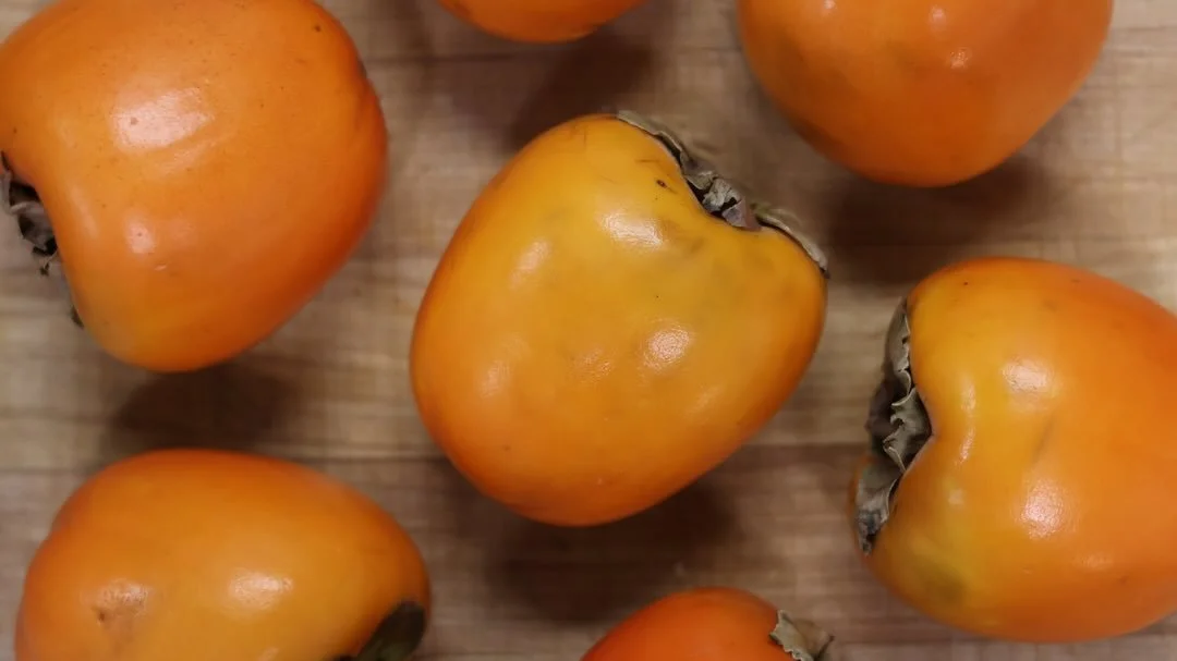 A little preview of this weekend&rsquo;s flavors 👀 
1. Fuyu persimmons 
2. Yellow chanterelles 
3. Cara Cara oranges
4. Delicata squash
5. Salsa macha

New specials dropping tomorrow 8am at 163 Nassau