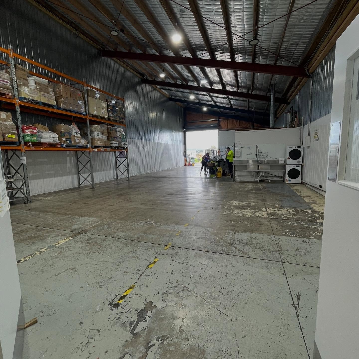 Our roller door is down, and the floors are now clean and empty. More than 700 tonnes of free rescued kai went out to whānau this year. Thank you to the thousands of volunteers who got their hands dirty at our kai tables. 
🎄We&rsquo;ll be collecting