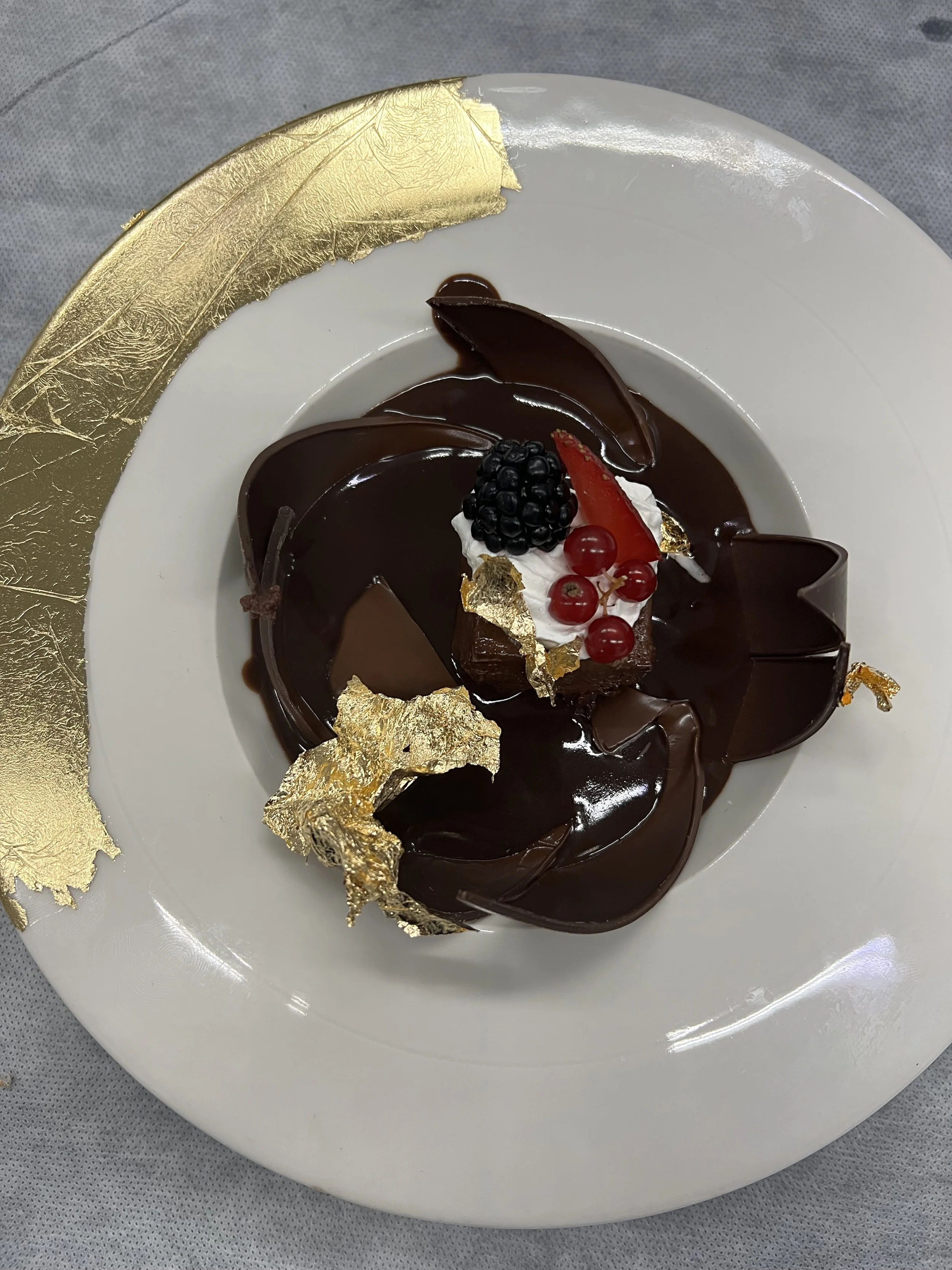 Customização com pinceladas em folha de ouro com Buffet Zest para Chanel, 2022.
Set Design and golden leaves custom made dessert plates with Buffet Zest for Chanel, 2022.