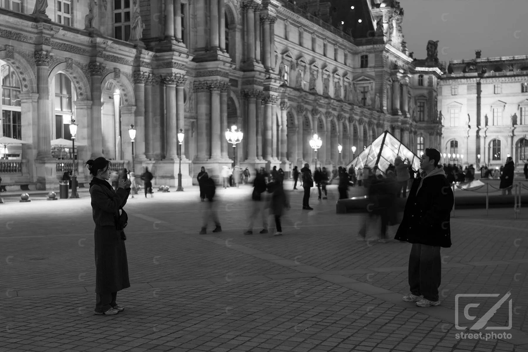 louvre-ghosts-lovers.jpg