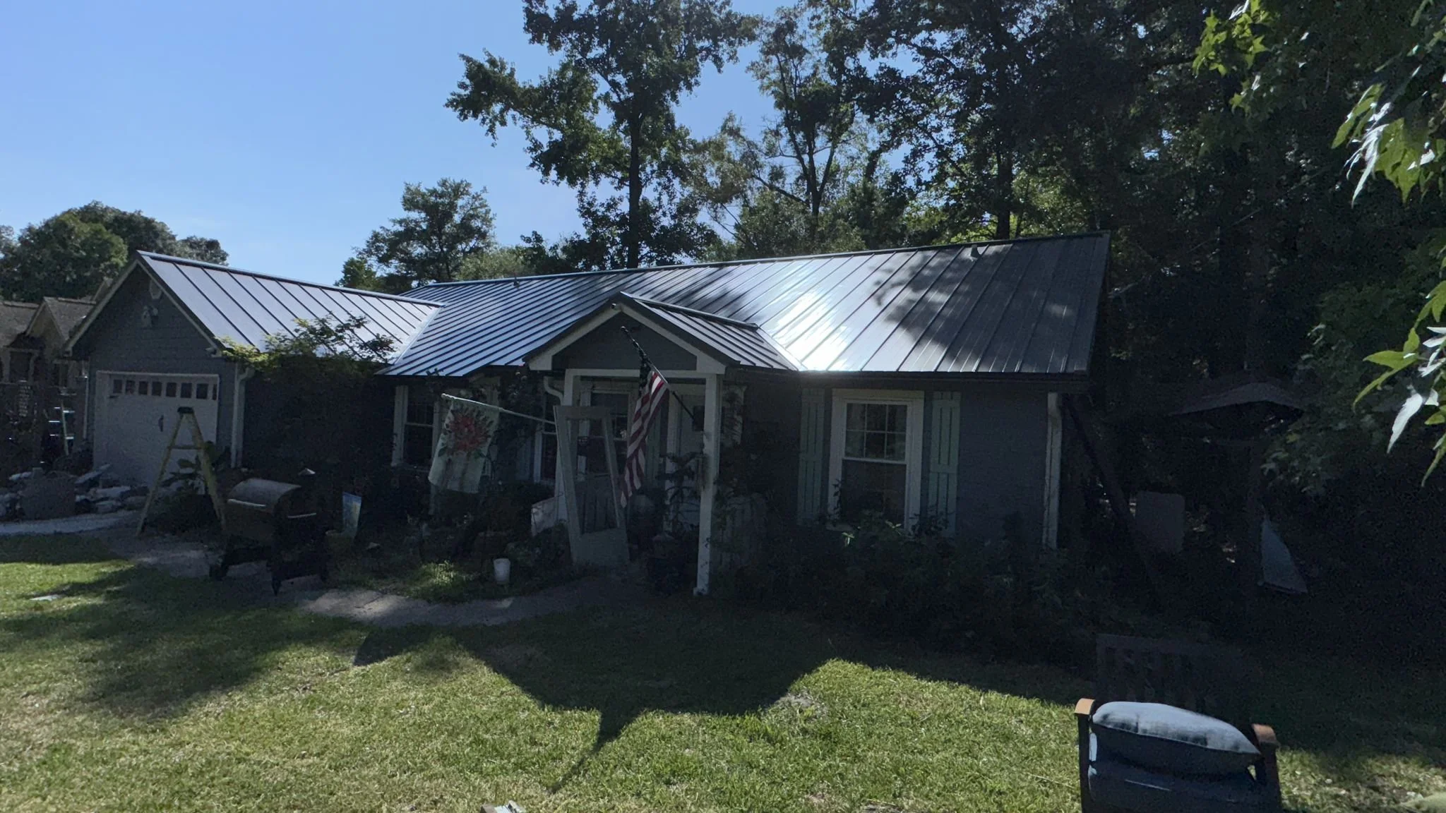 Complete roof replacement with a premium standing seam metal roofing system and matching seamless gutters with gutter guards in Middleburg, FL. Installed by HD Roofing with expert craftsmanship, quick turnaround, and durable protection designed to la