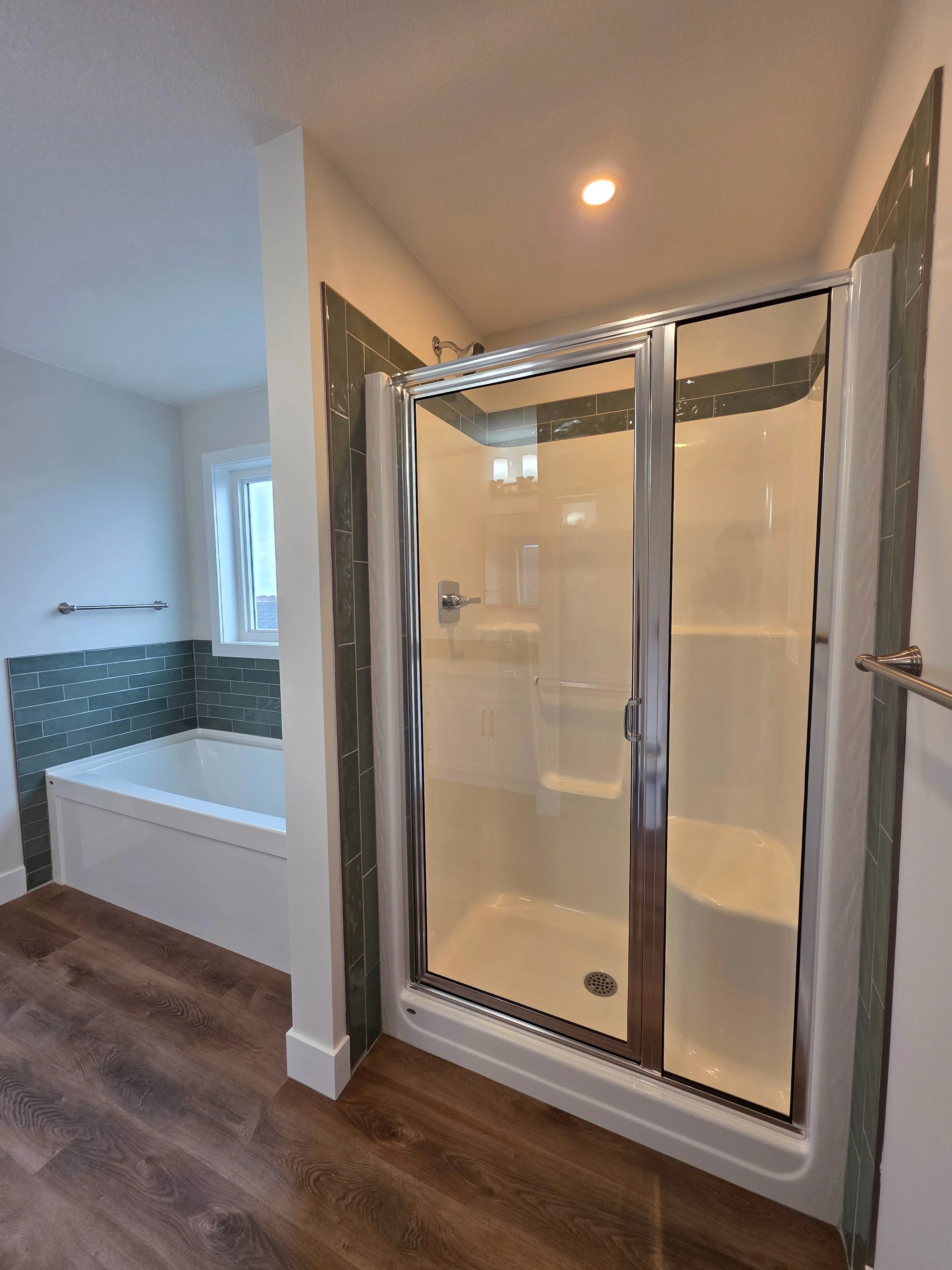 Ensuite Shower & Tub