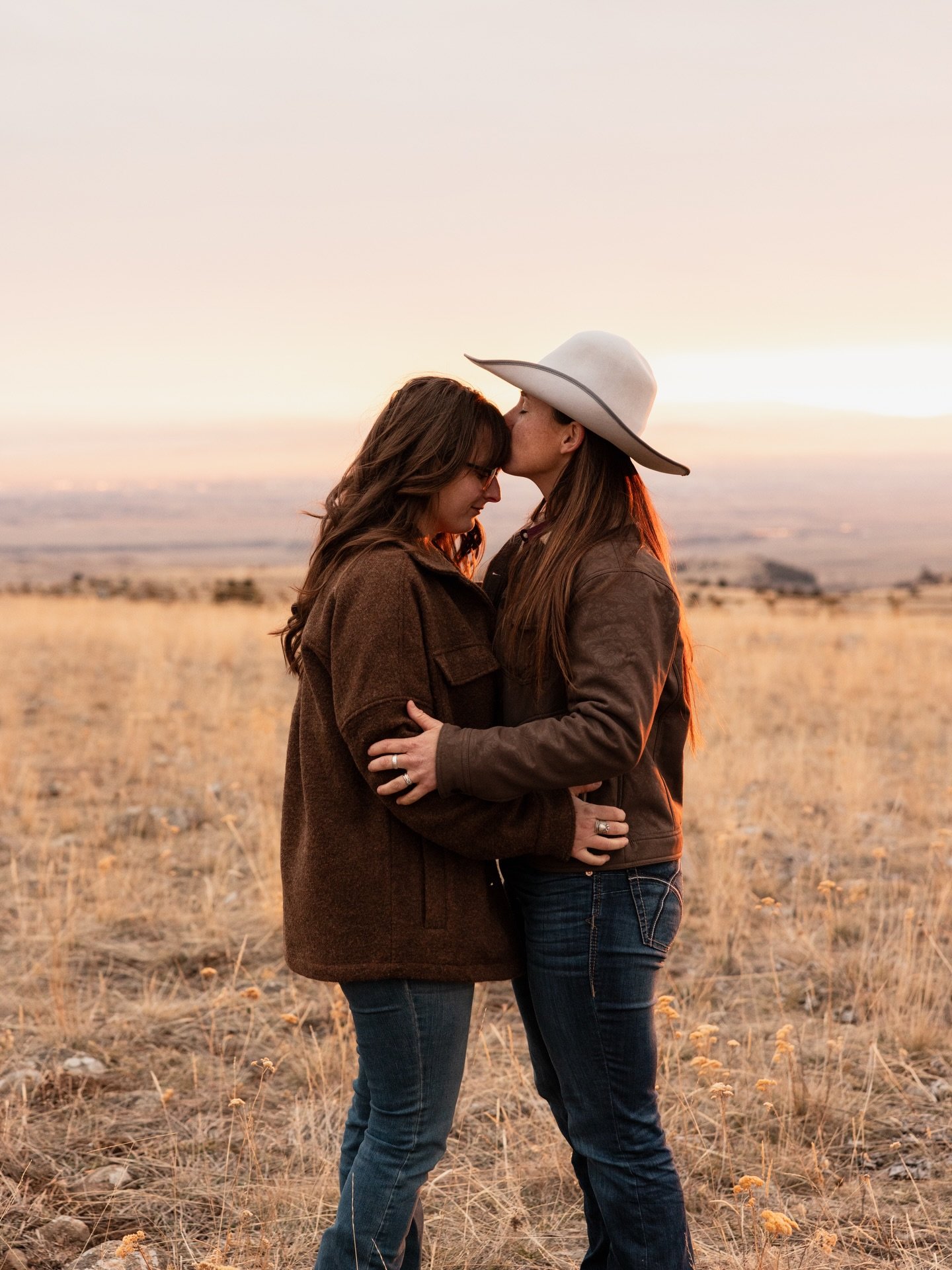 The smallest moments carry the most weight 

An unforgettable mountain engagement session overlooking the Gallatin Valley&mdash; congrats to Emely + Mackenzie and thanks for letting me capture a piece of your story. ✨💍