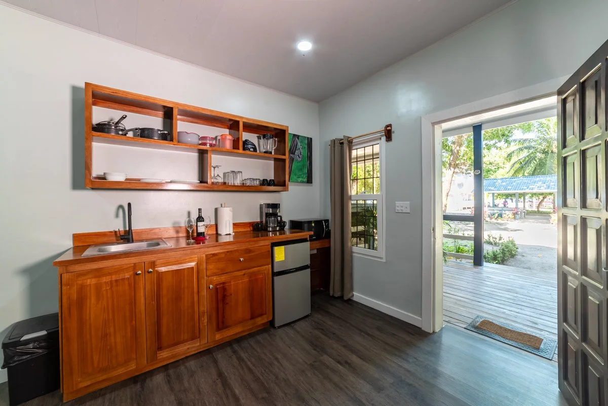 4 Kitchen.JPG