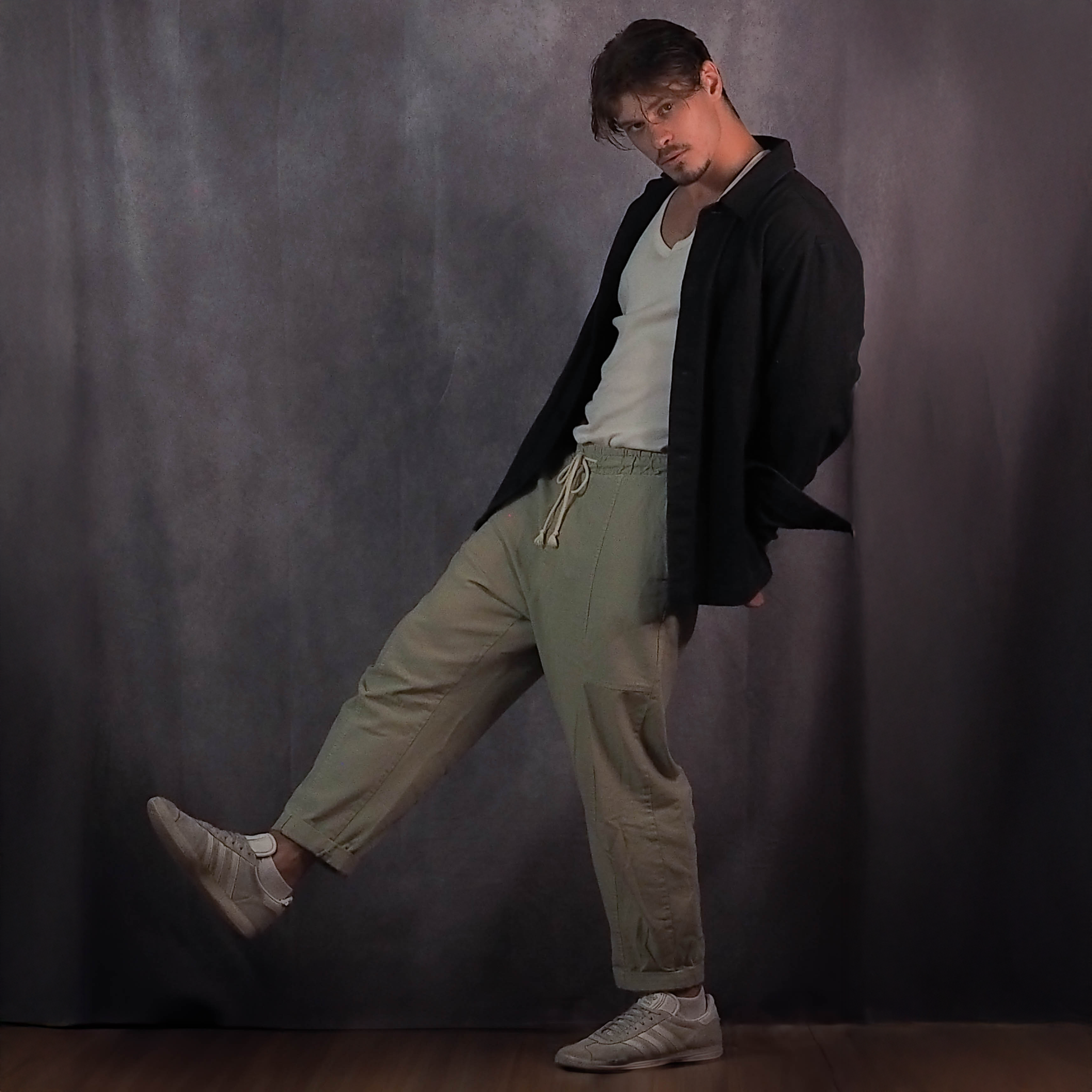2 grey backdrop leg up1 1x1.png
