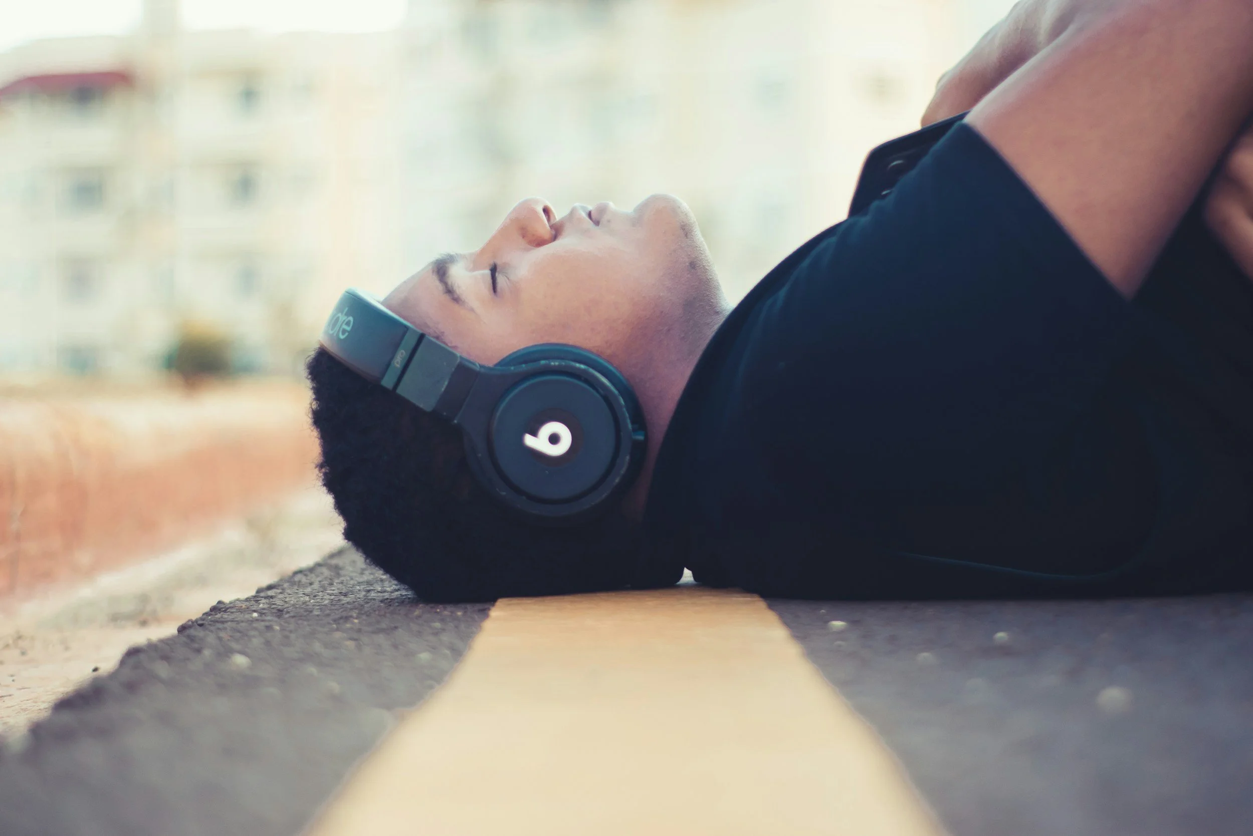 Music for psilocybin therapy and the temporal arc of psychedelic experience 