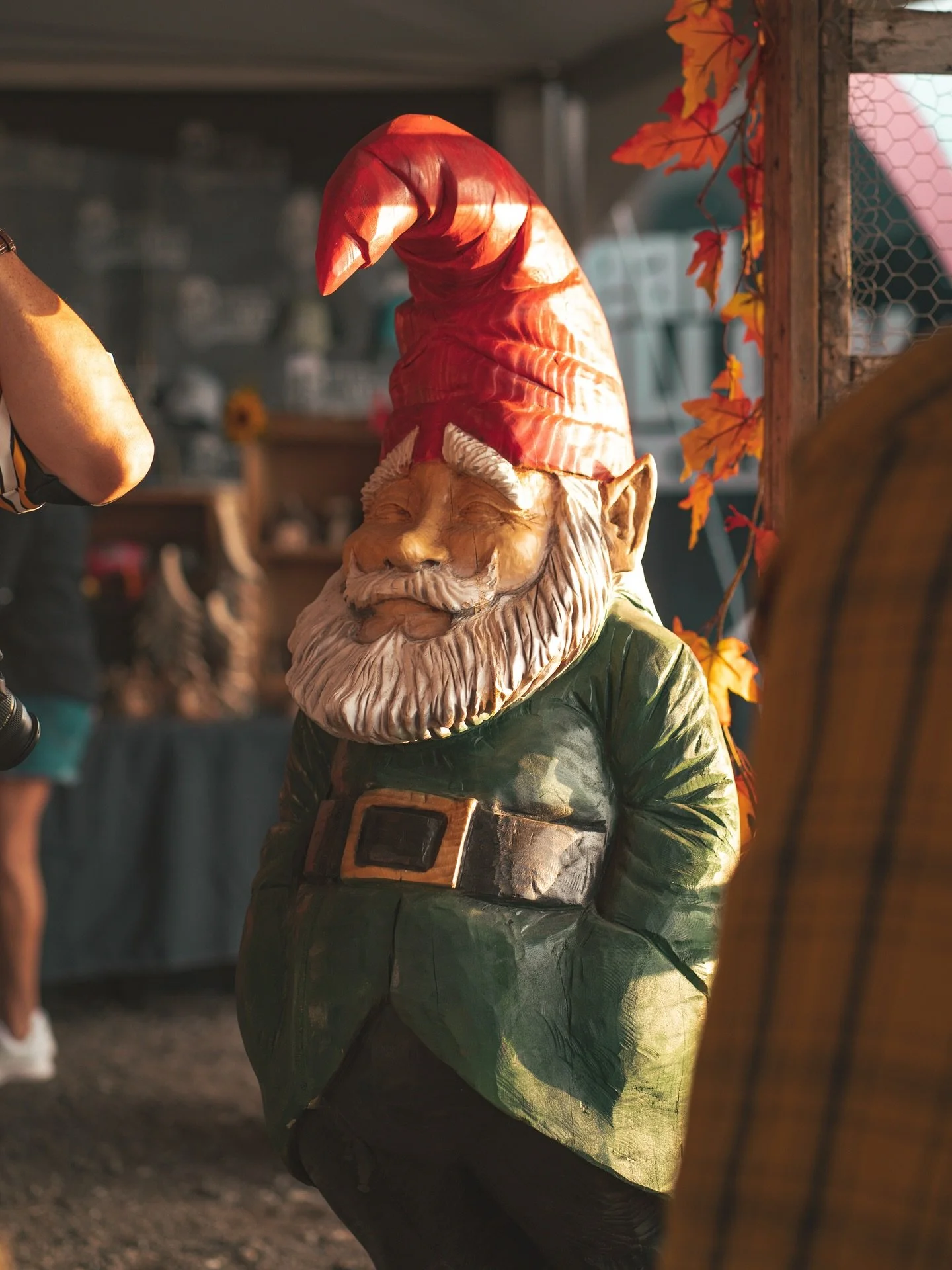 gnomes hold a special place in my heart (and tattooed on my arm!) so seeing one carved by @bearhollowwc while being away from home on my first solo trip to @balloonfiesta was reassuring in a nostalgic and familiar way 🪚