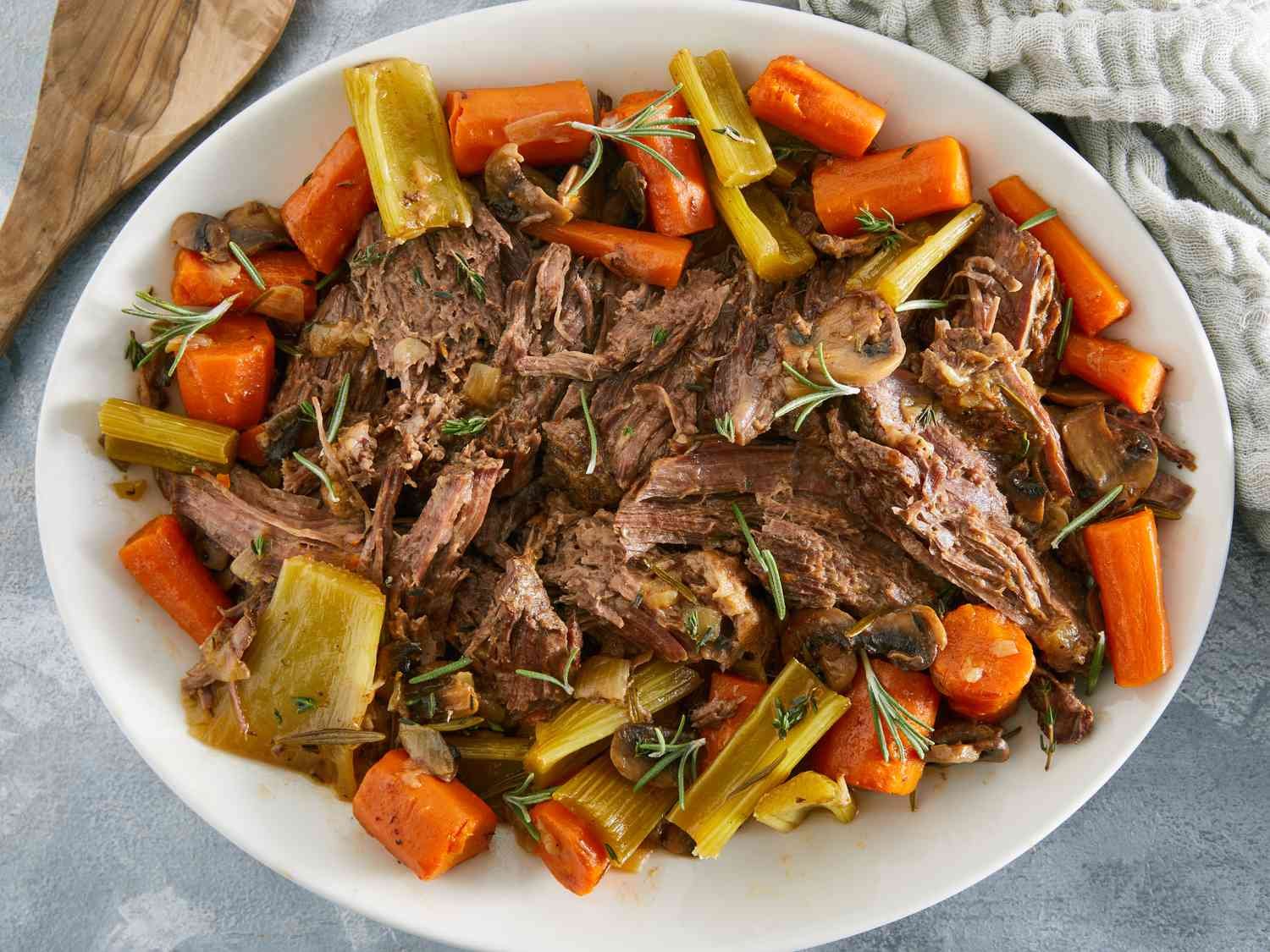 220125-slow-cooker-beef-pot-roast-DDMFS-4x3-85f9412b1c2b4448881410c6910ef612.jpg