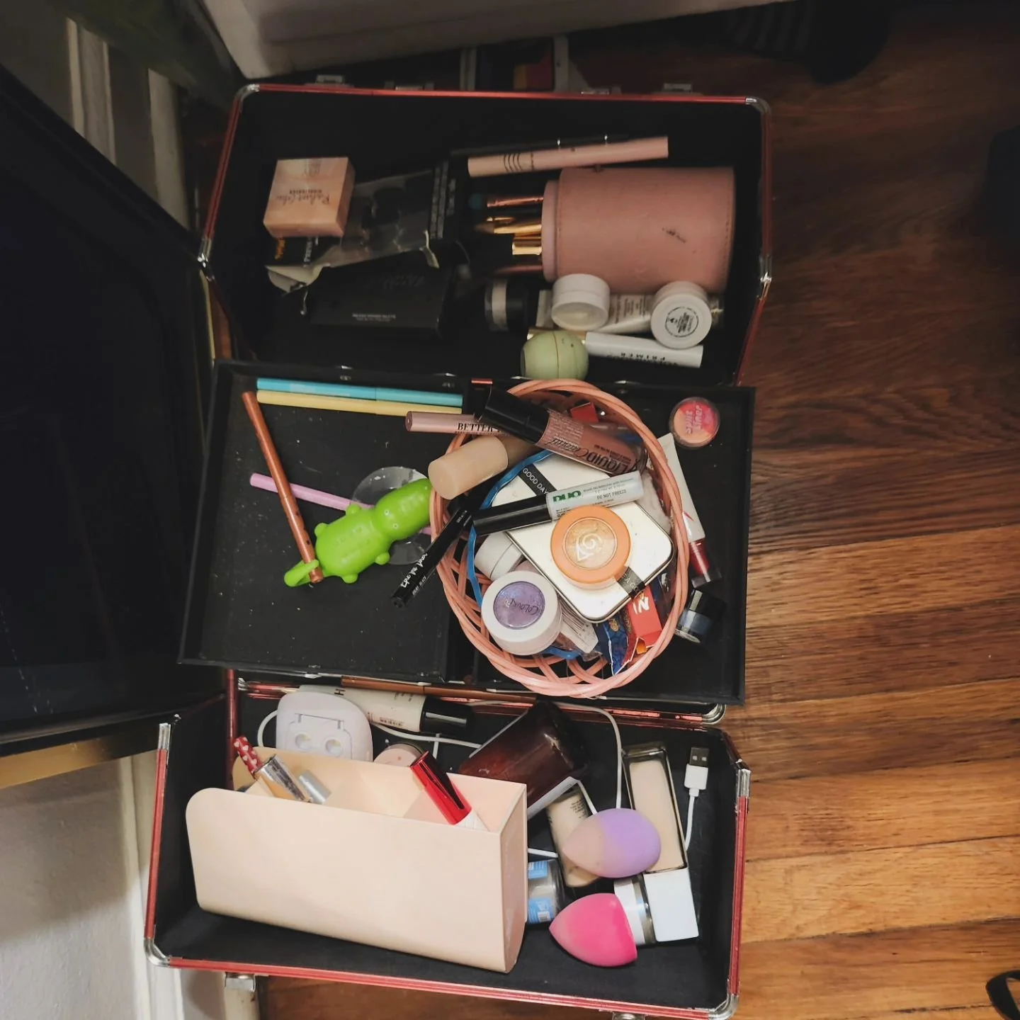 Who needs their make up organized???
Text me. 

#professionalorganizer #organization #makeup #bayarea #professionalmakeup