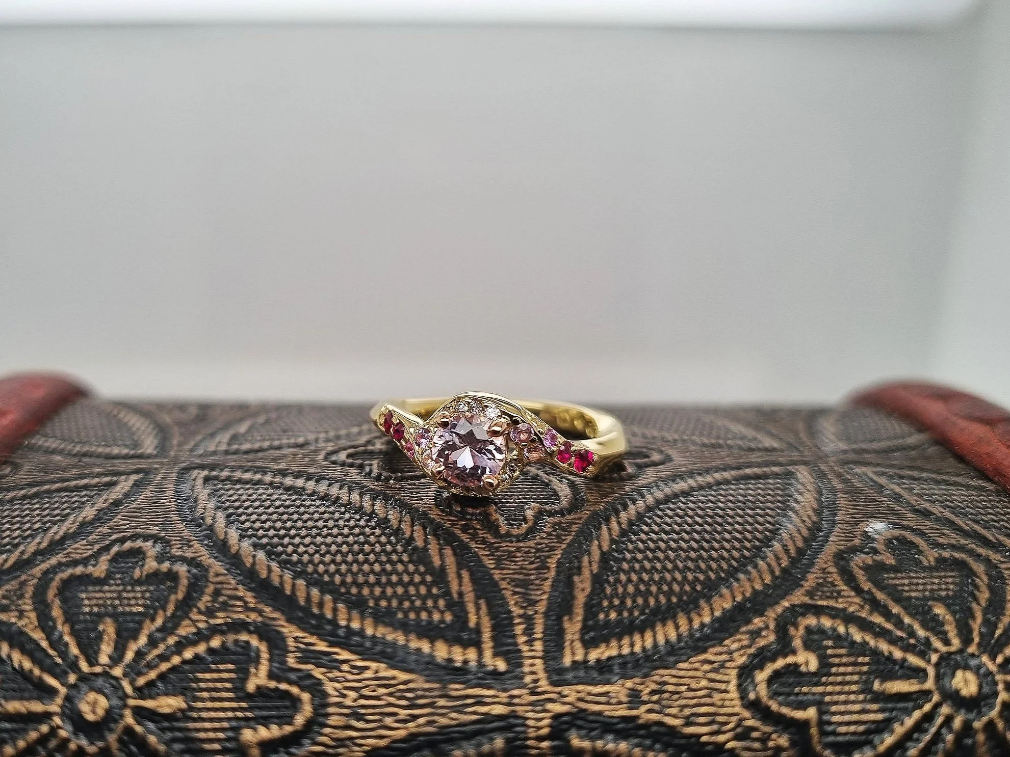 18ct yellow and rosegold ring set with diamonds rubies and sapphires
