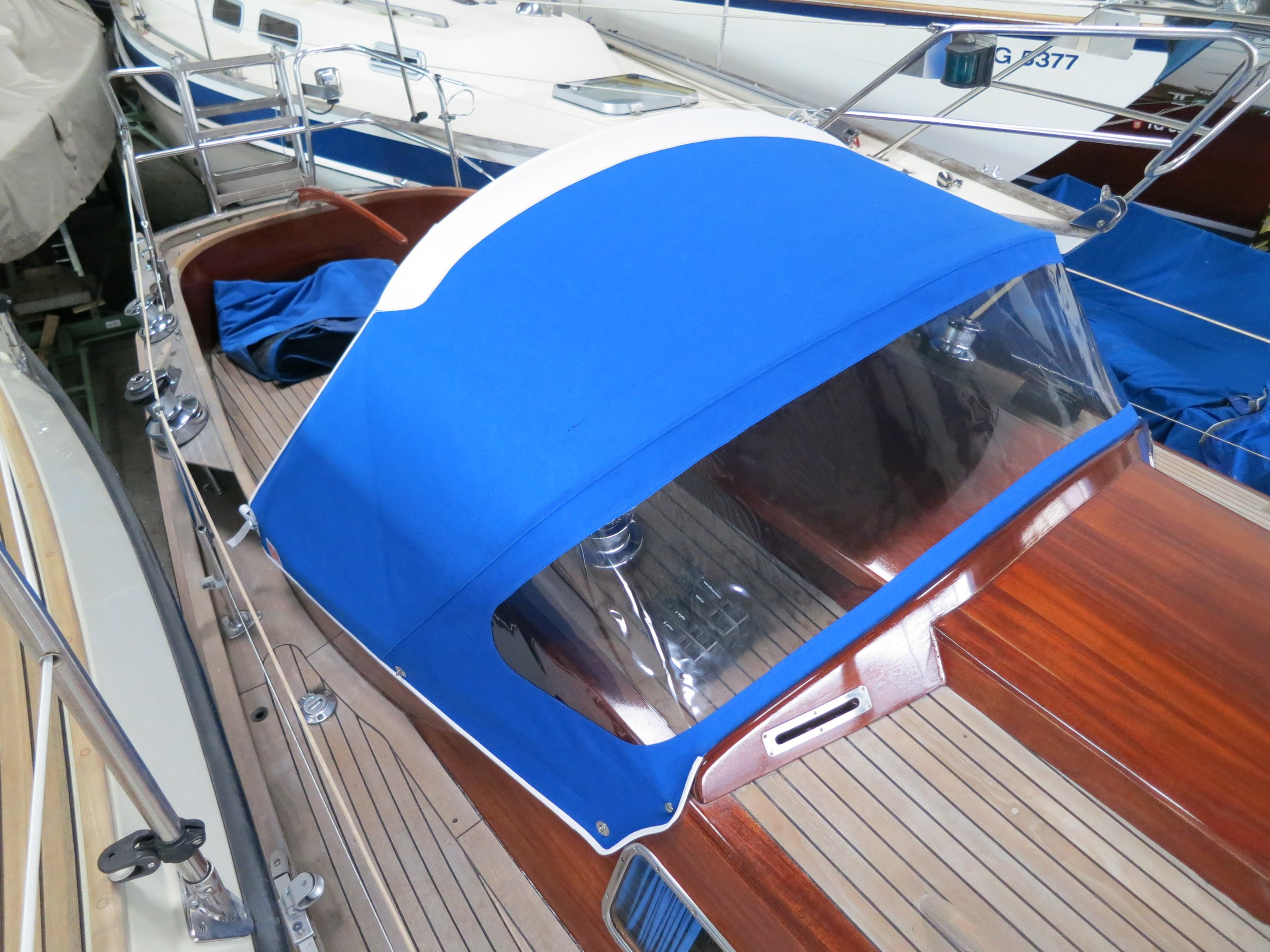 Ein Boot mit einem blauen Verdeck, Lagerhalle