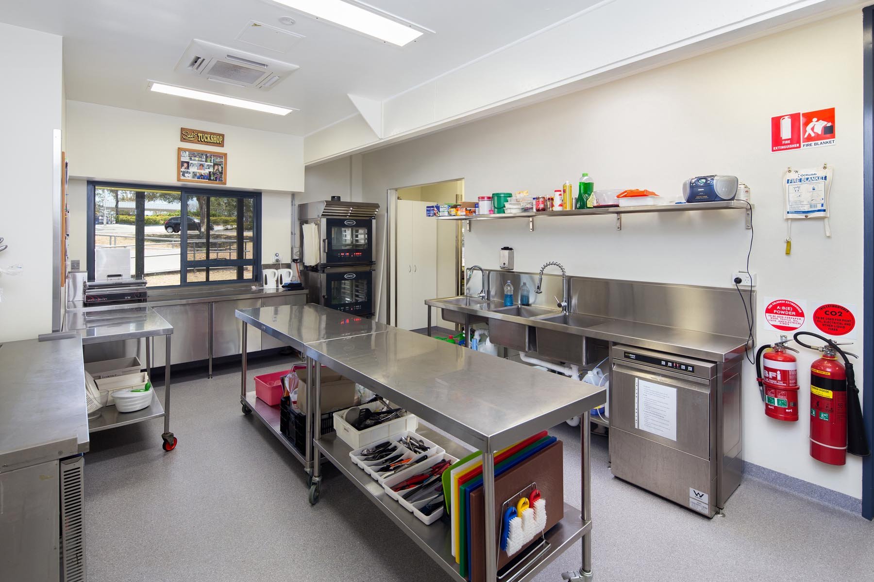 LN-Architecture-Coombabah-State-High-School-Preparation-Interior-1.jpg