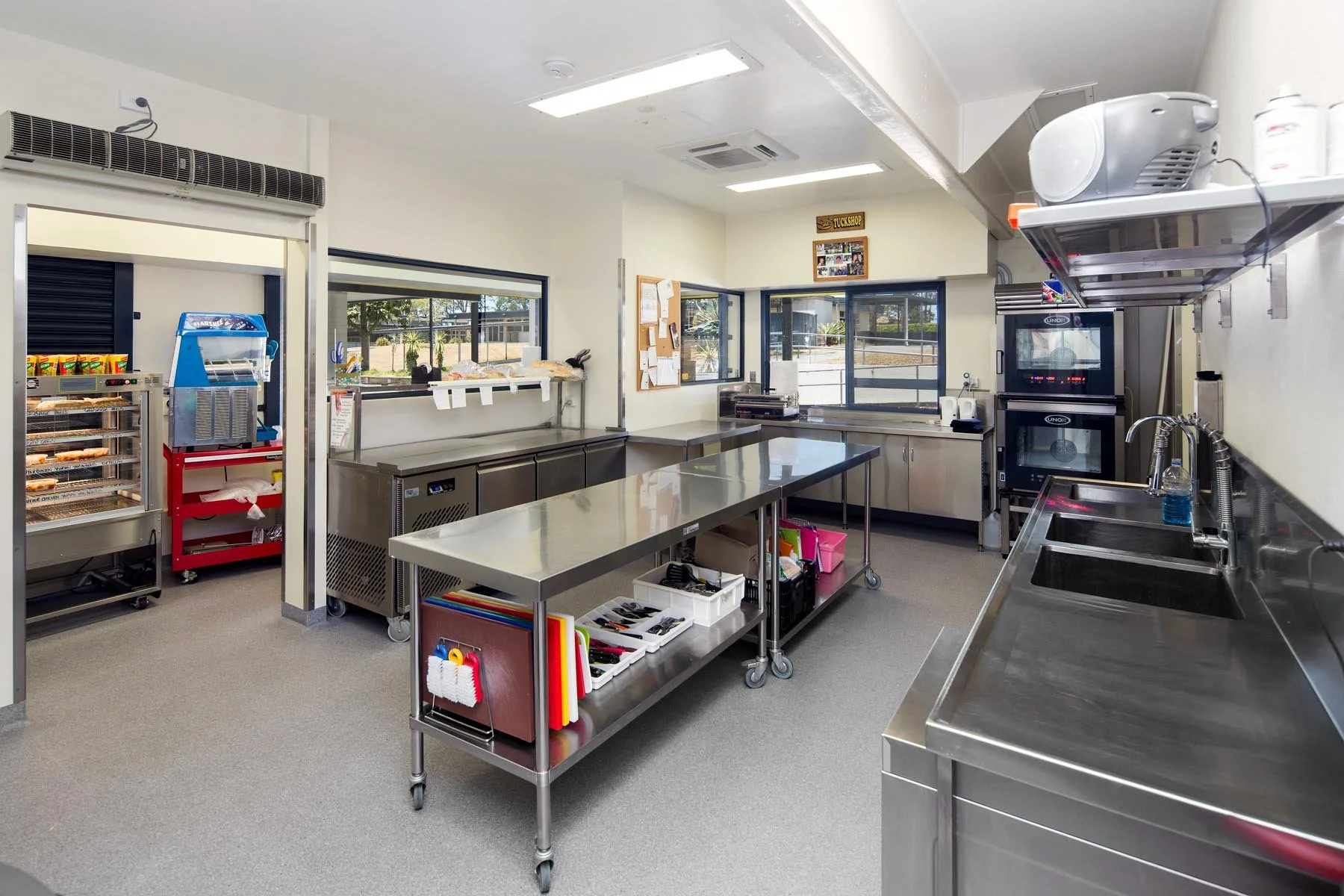 LN-Architecture-Coombabah-State-High-School-Preparation-Interior-2.jpg
