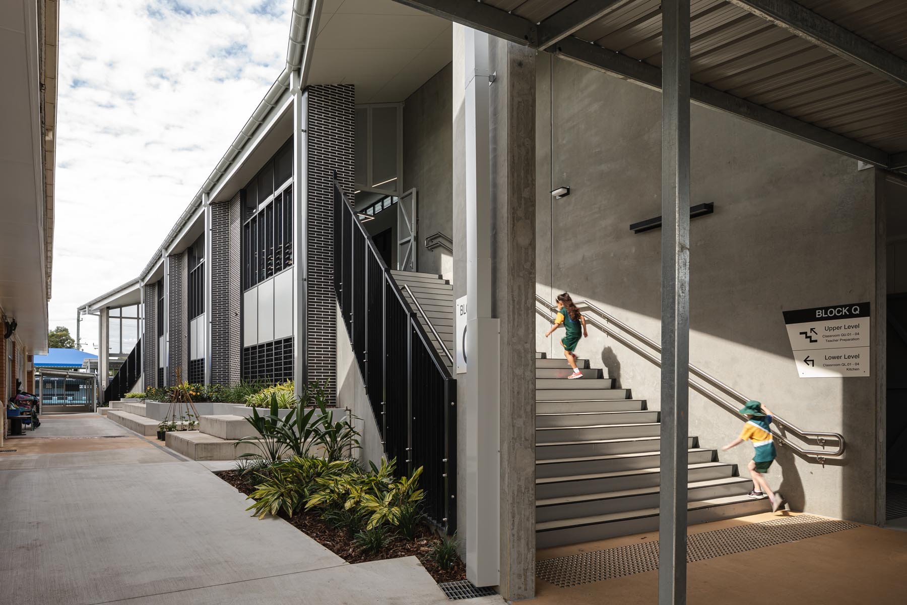 LN-Architecture-Kallangur-State-School-Stair-Walkway.jpg