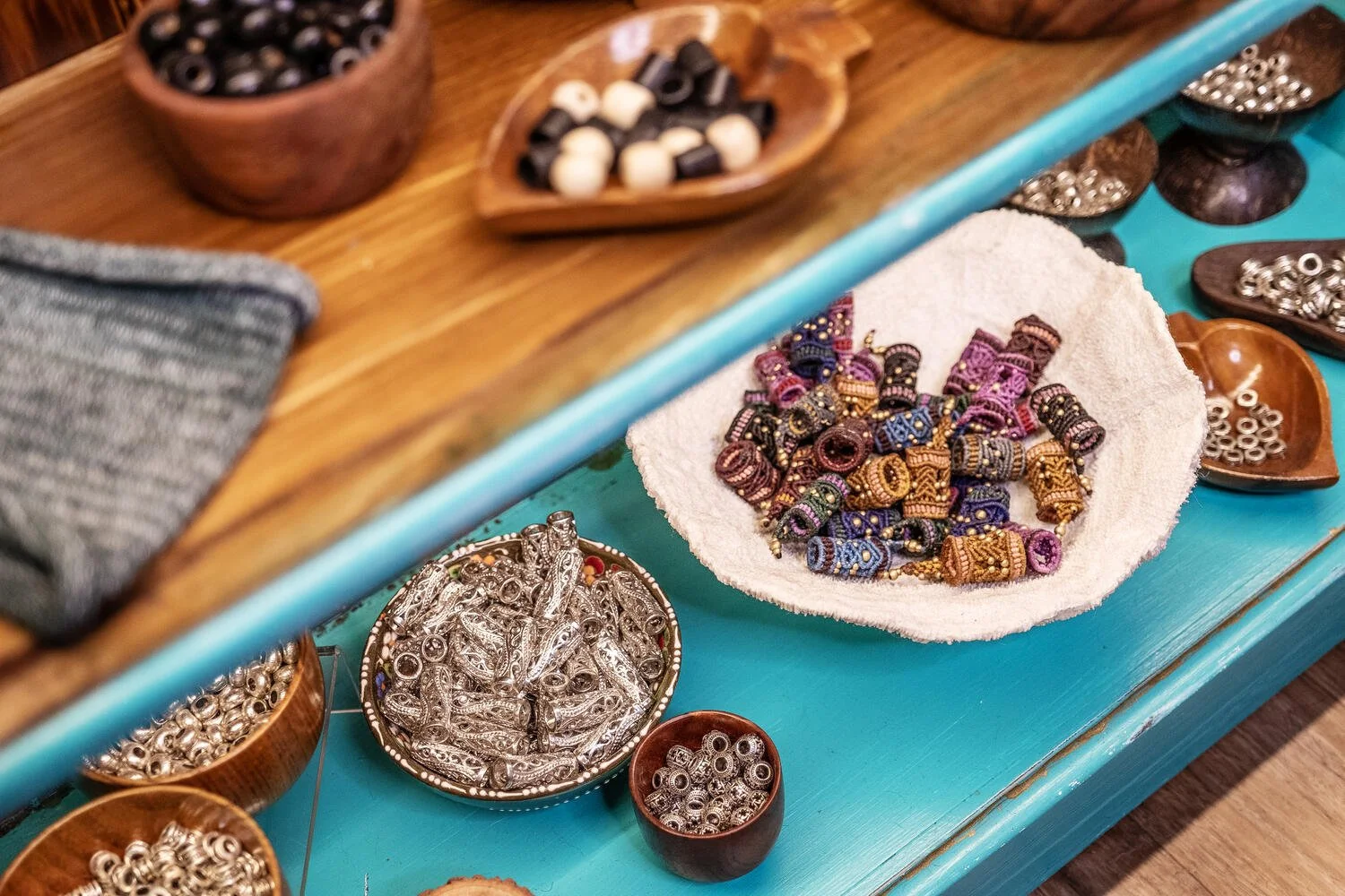 Cosmic Mana - Dreadlocks decorating with beads and accessories