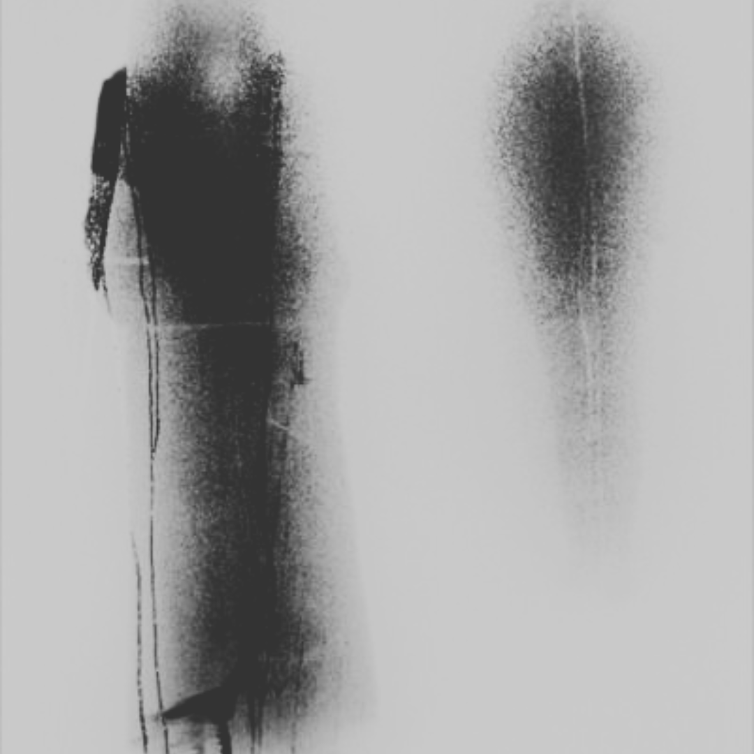 Immagine astratta in bianco e nero che raffigura due sagome umane stilizzate, con effetti di sfocatura o spray