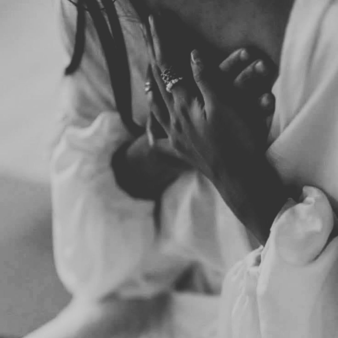 Immagine in bianco e nero di donna con le mani sul cuore