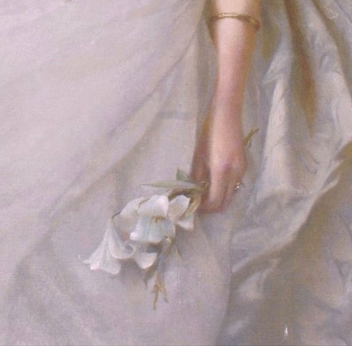 Dettaglio mani femminili che tengono un fiore bianco