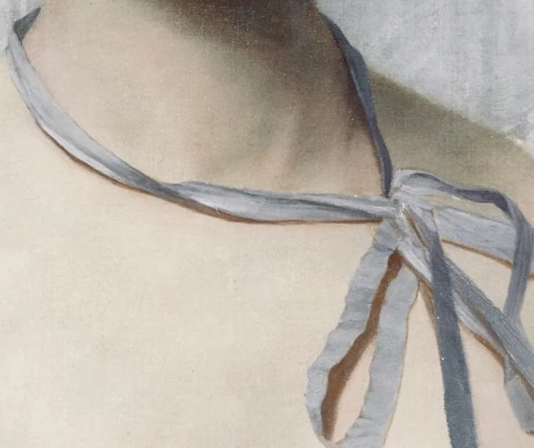 Dettaglio di collo femminile con nastro grigio