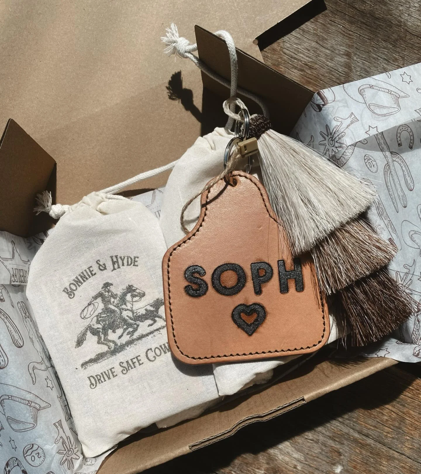 Personalised with a whole lotta love 🤍
Nothing beats a custom leather keychain made just for you + air fresheners to leave your car smellin amazing 🌼