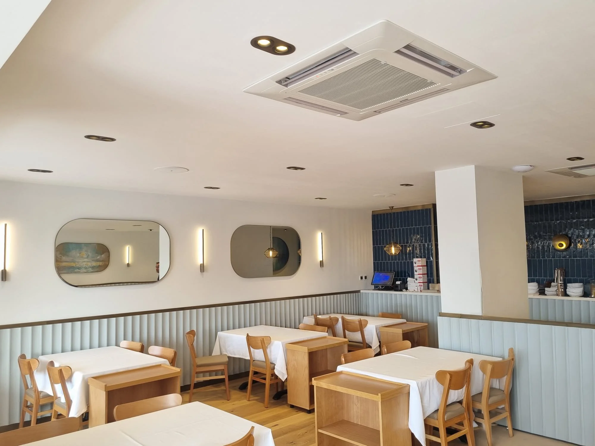 Restoran iç mekanları için Tanlighting tarafından özel olarak geliştirilen aydınlatma çözümleri, yüksek kaliteli malzemelerle tasarlandı