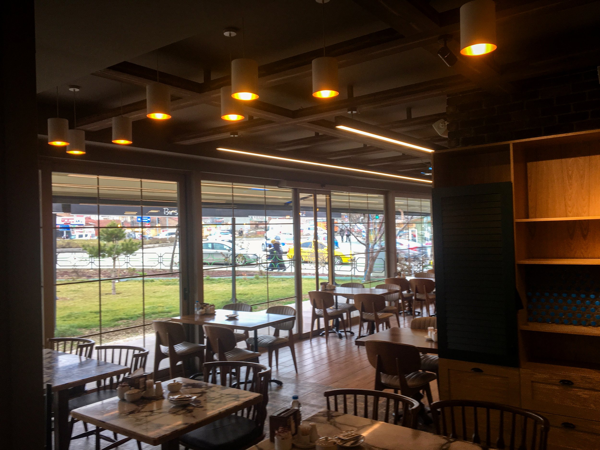 Tanlighting’in restoran iç mekanları için geliştirdiği özel aydınlatma çözümleri, her detayda kaliteyi ve zarafeti sunuyor