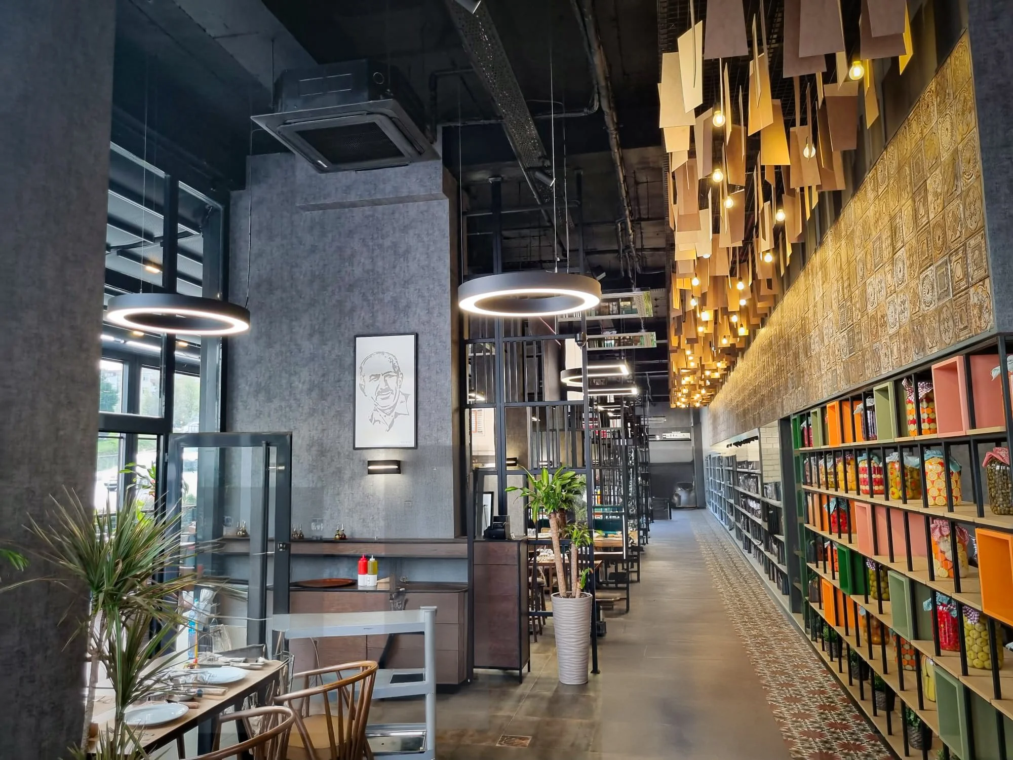 Tanlighting tarafından restoranlar için tasarlanan aydınlatma çözümleri, atmosferi özelleştirerek mekânların özgünlüğünü vurgular.