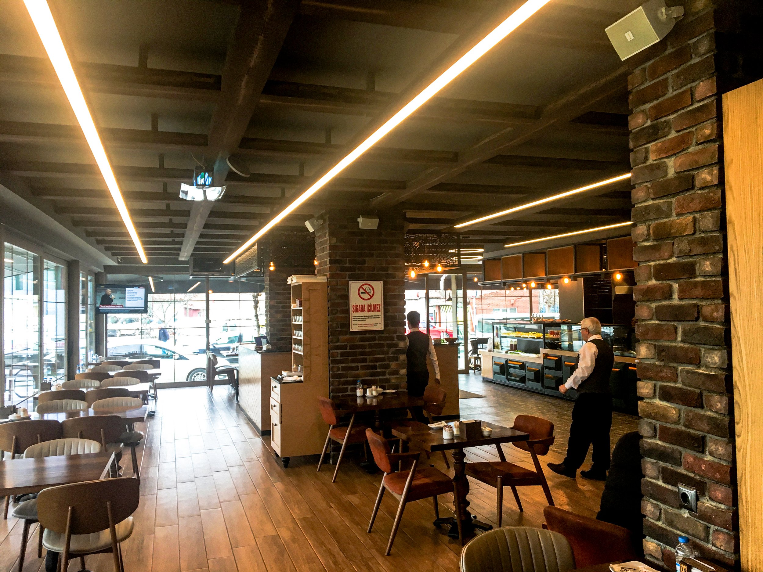 Tanlighting’in restoran projeleri için özel tasarlanan aydınlatma çözümleri, mekanların şıklığını artırırken, müşteri deneyimini de unutulmaz kılıyor."