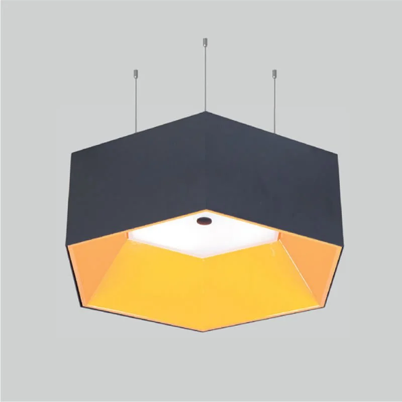 Altıgen şekilli, siyah dış yüzeyli, sarı iç kısmı olan modern bir avize. Tavana bağlı üç ince kablo ile asılmış.