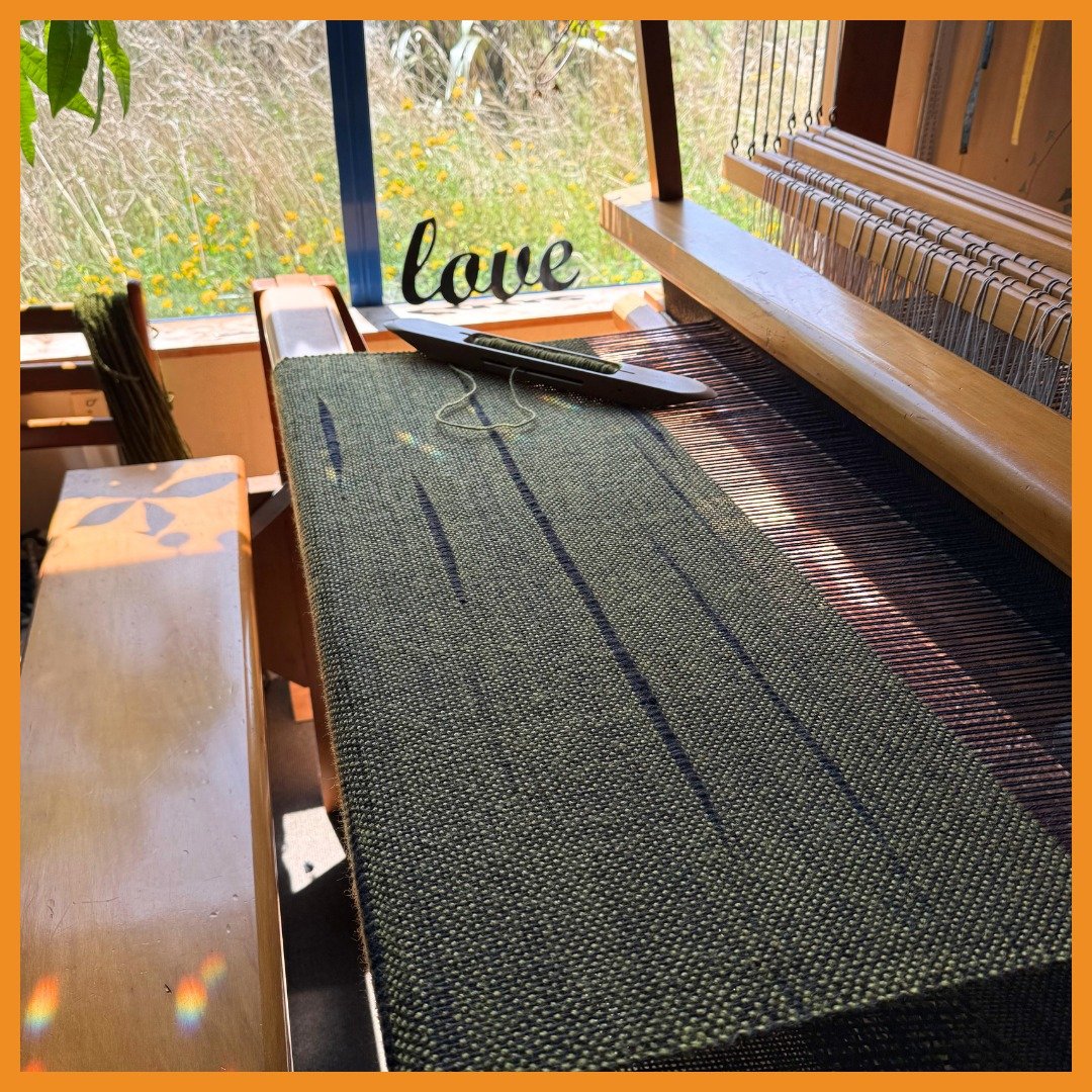 🧡 

 #weavingstudio #handdyedyarn #sustainableyarn #purenewzealandwool #contemporaryweaving #textileartist