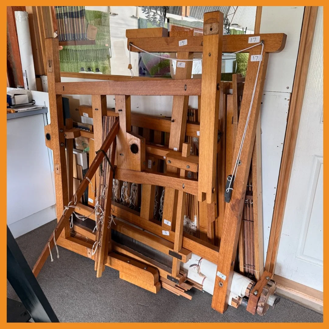 Guess what I'm doing today? 

 #nitschkeloom #floorloom #weavingstudio #handloomweaving #contemporaryweaving #weaversofinstagram #handmadetextiles