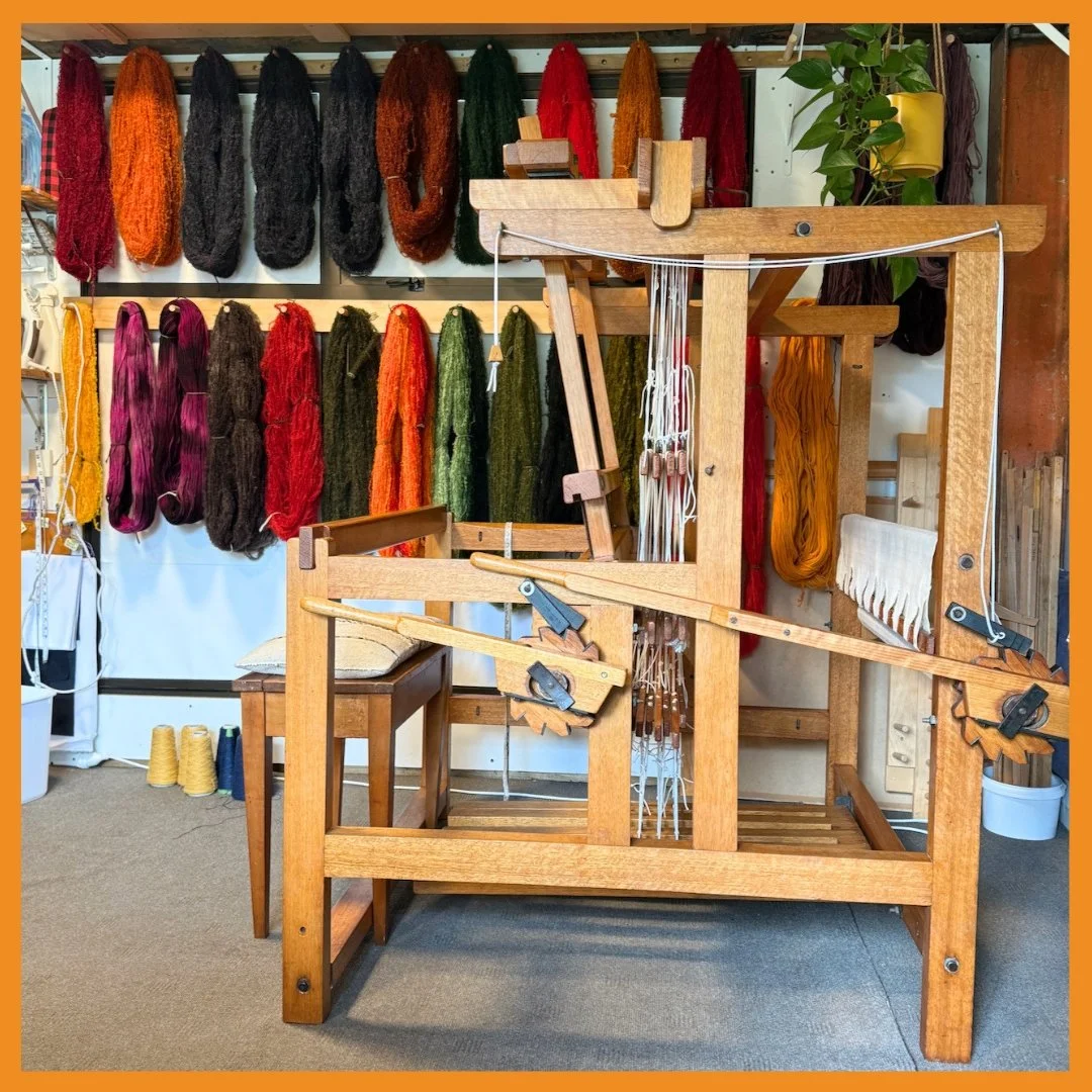 Ta-daaaa! ✨

This is what I have been up to this week! I put together this beautiful Nitschke loom, re-tied it and then oiled all the wood. You should see it in the studio - it's positively glowing! 

When my dear friend and weaving mentor Esther Nit