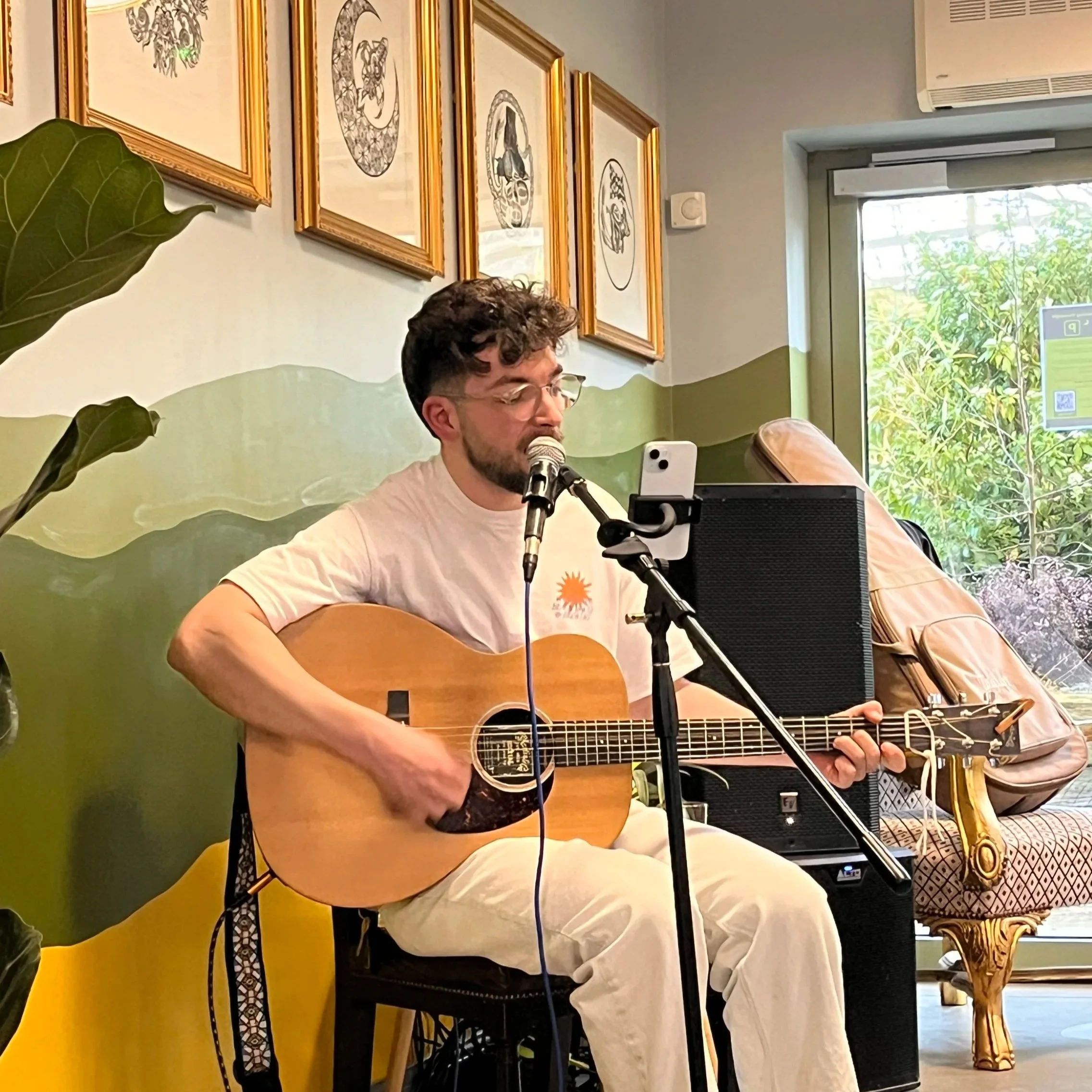 Live music w/Alasdair 