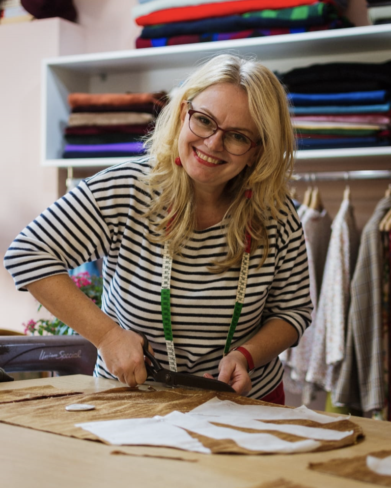 Η Άρτεμις έραψε το όνειρό της και δίνει ζωή στα υφάσματα