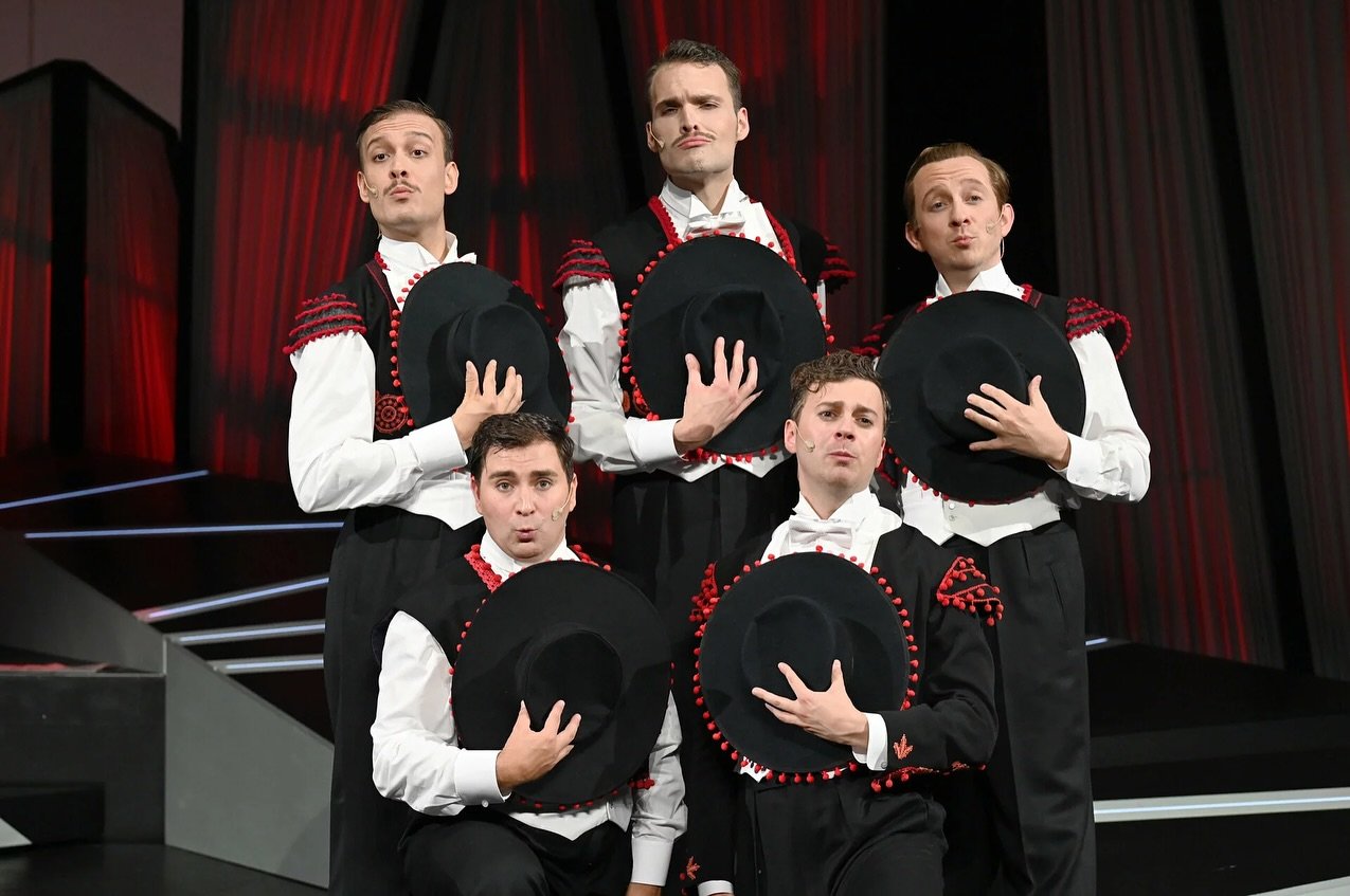 Irgendwo auf der Welt - Die Comedian Harmonists am @staatstheatersaarland.
Die Geschichte von f&uuml;nf jungen S&auml;ngern und einem Pianisten, die in den 20er Jahren ein Vokalensemble namens Comedian Harmonists gr&uuml;ndeten und damit weltbekannt 