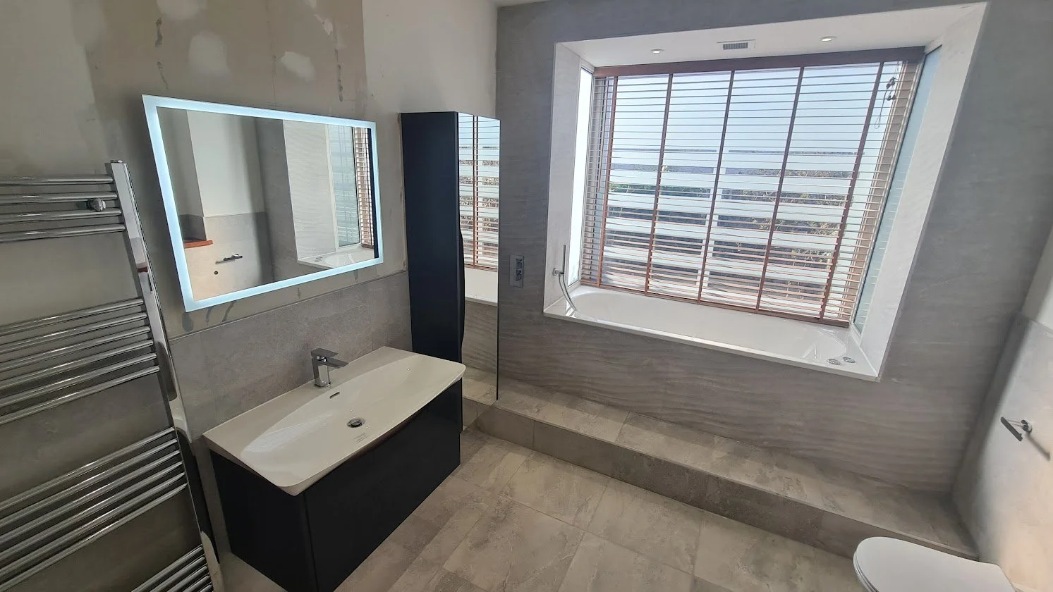 bathroom 13 very nice.jpg