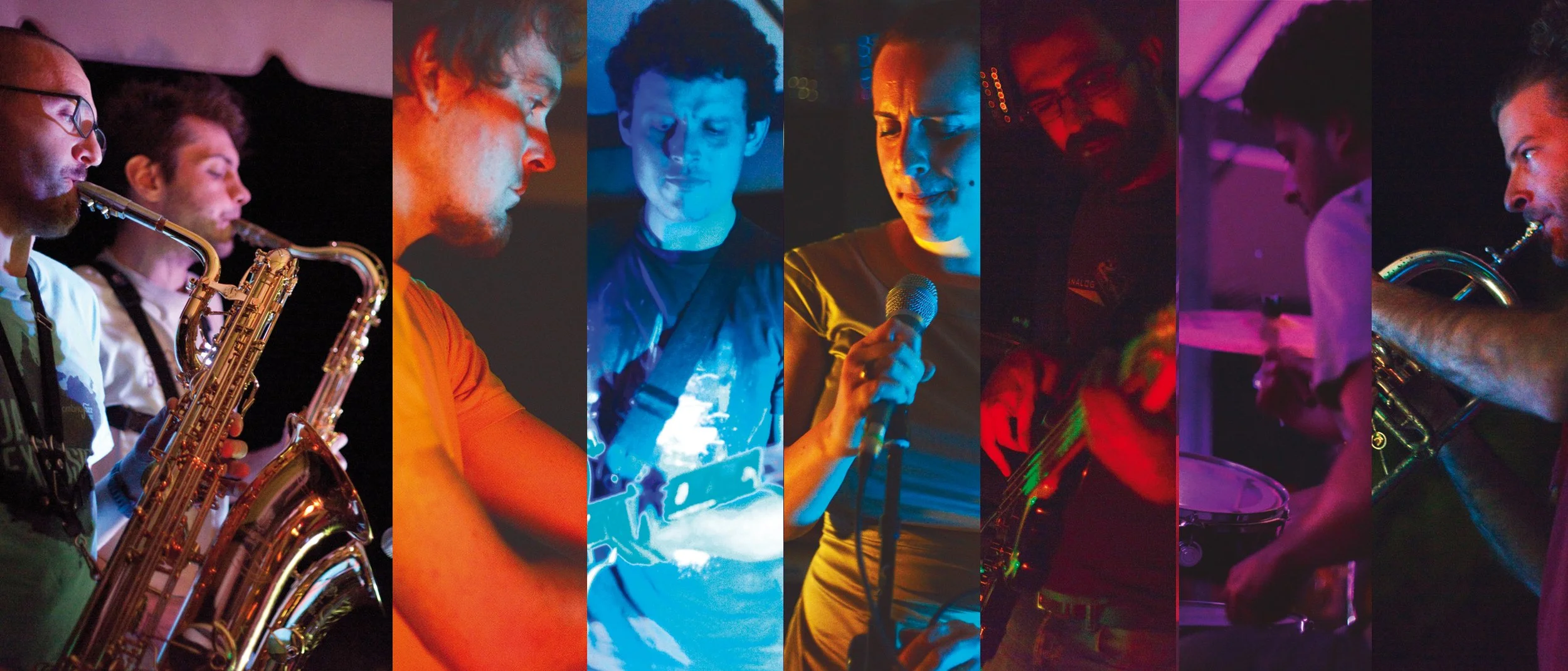 Una band musicale composta da sette persone che suonano vari strumenti, tra cui sax, chitarra, e batteria, in un ambiente con luci colorate.