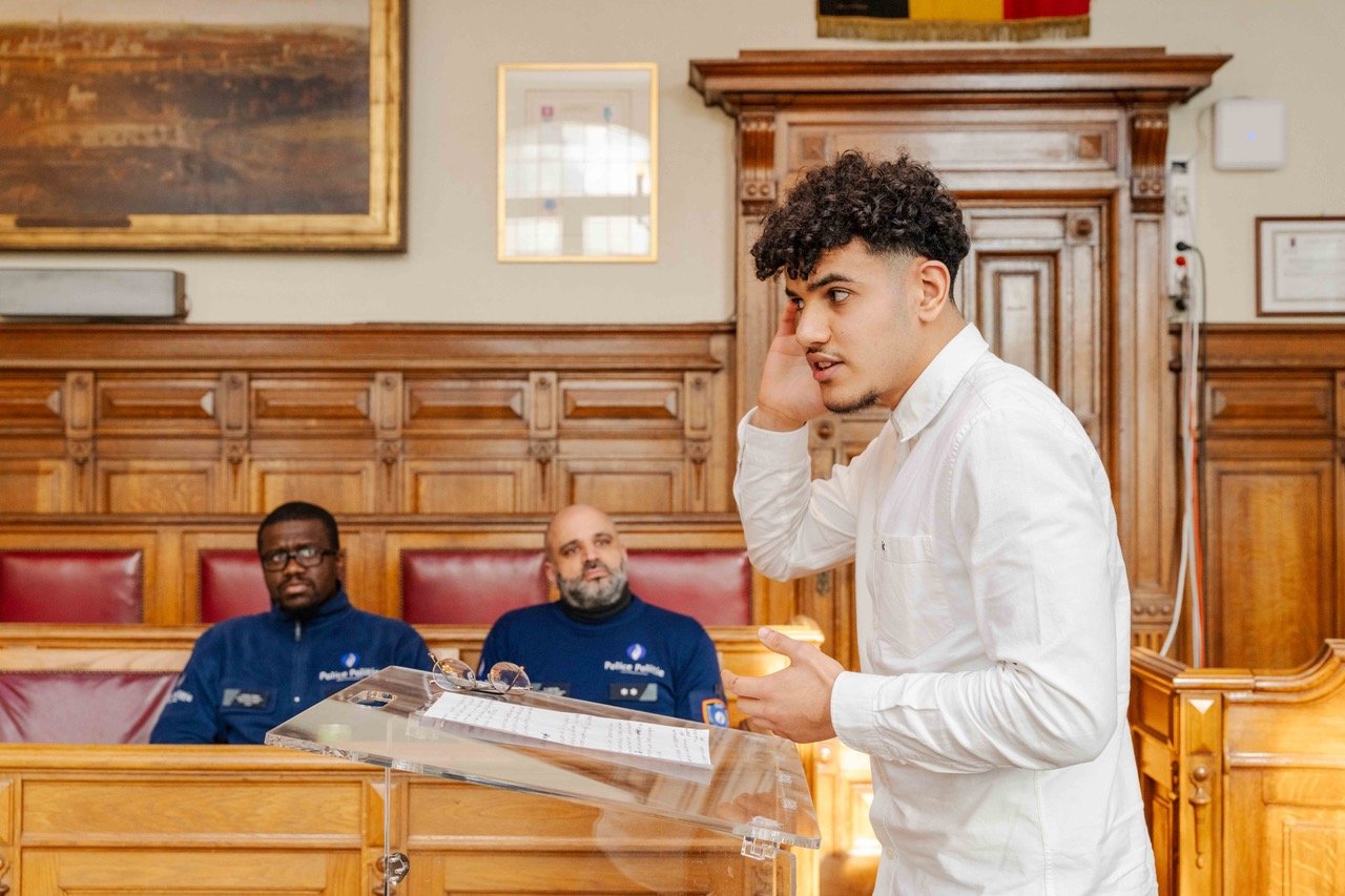 In Koekelberg gaan jongeren en agenten met elkaar in debat: “Niet iedereen staat te springen om met