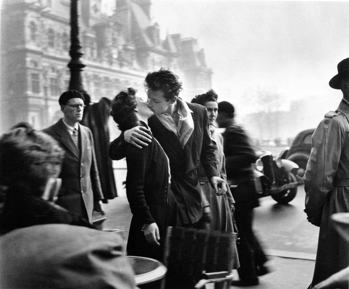 Robert-Doisneau-Kiss-by-the-hotel-de-Ville-1950.jpeg