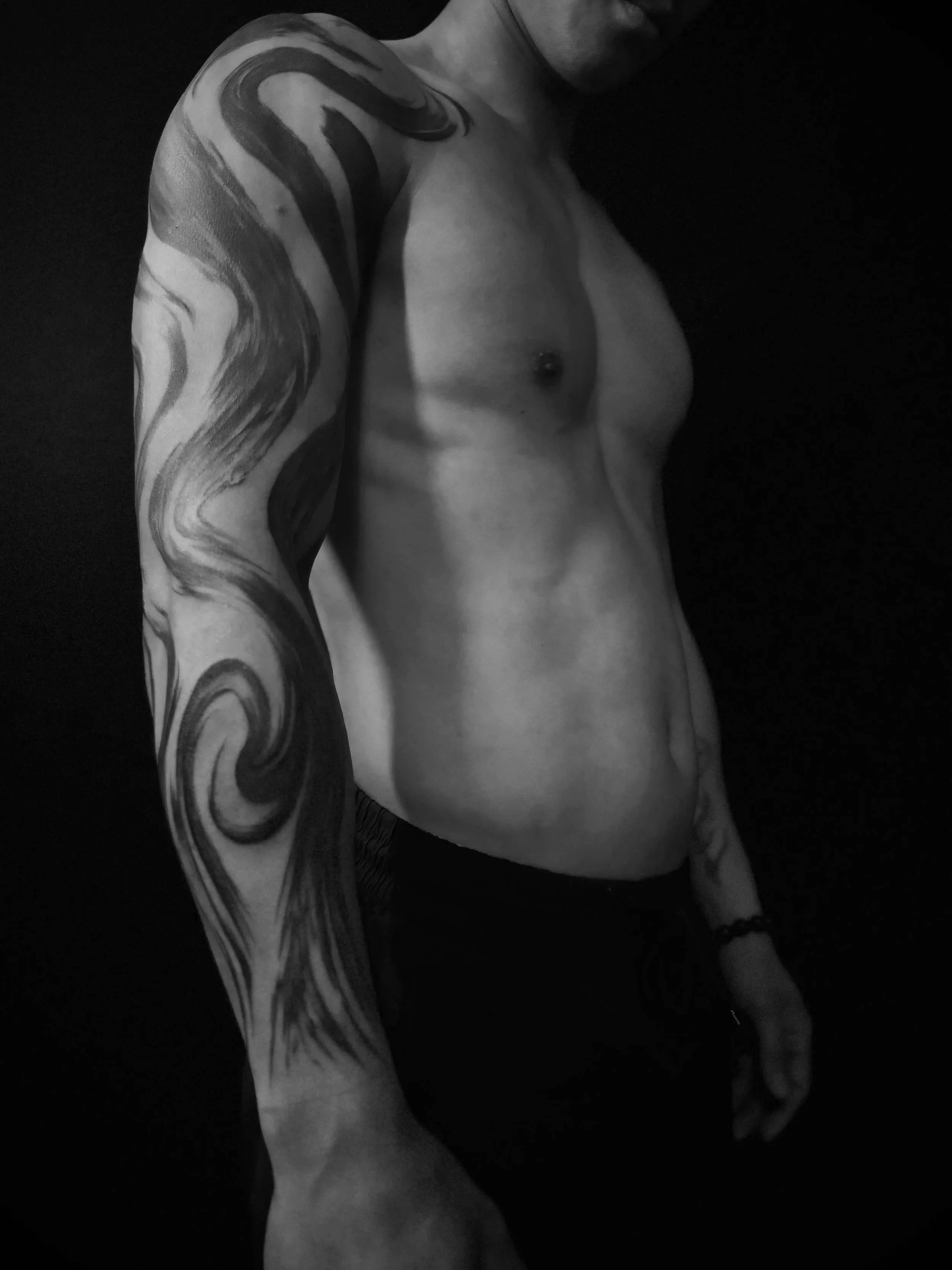 線條與節奏交織成部位的符號語言；每一筆都是身體的儀式