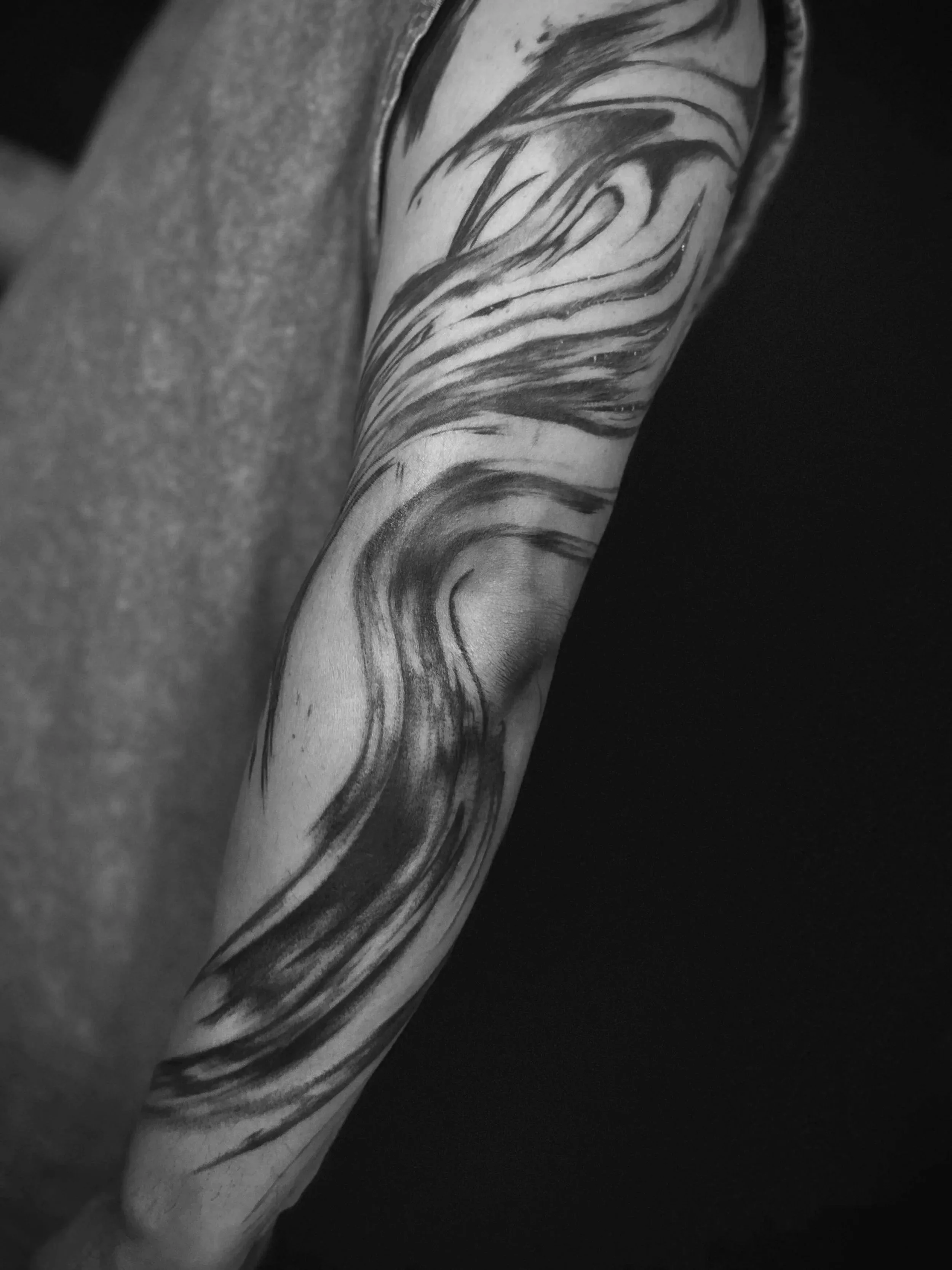 結合各種筆刷效果，順應身體線條與創作直覺啟發，勾畫出隨機的抽象形象