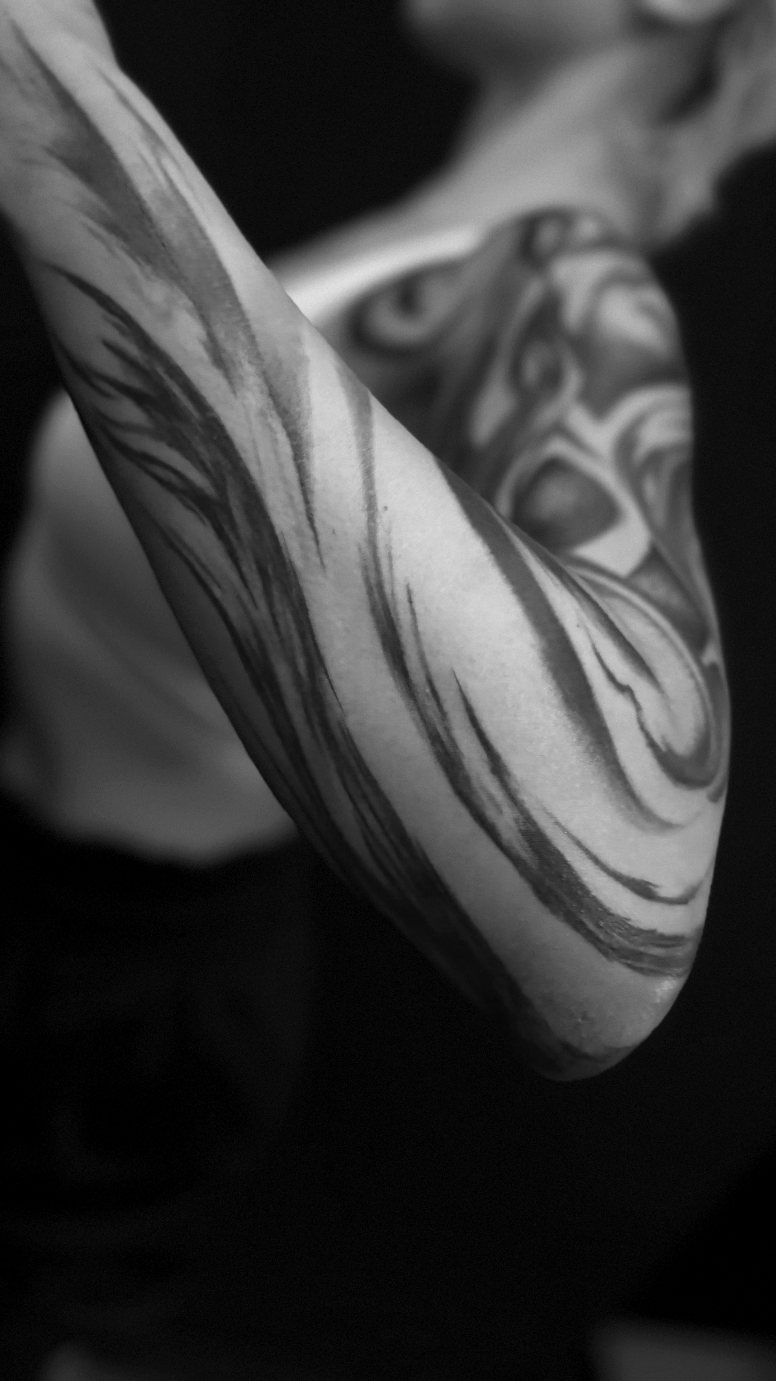 合多種風格、筆刷效果、幾何結構，隨身體線條流動；既是畫作亦是貼身盔甲