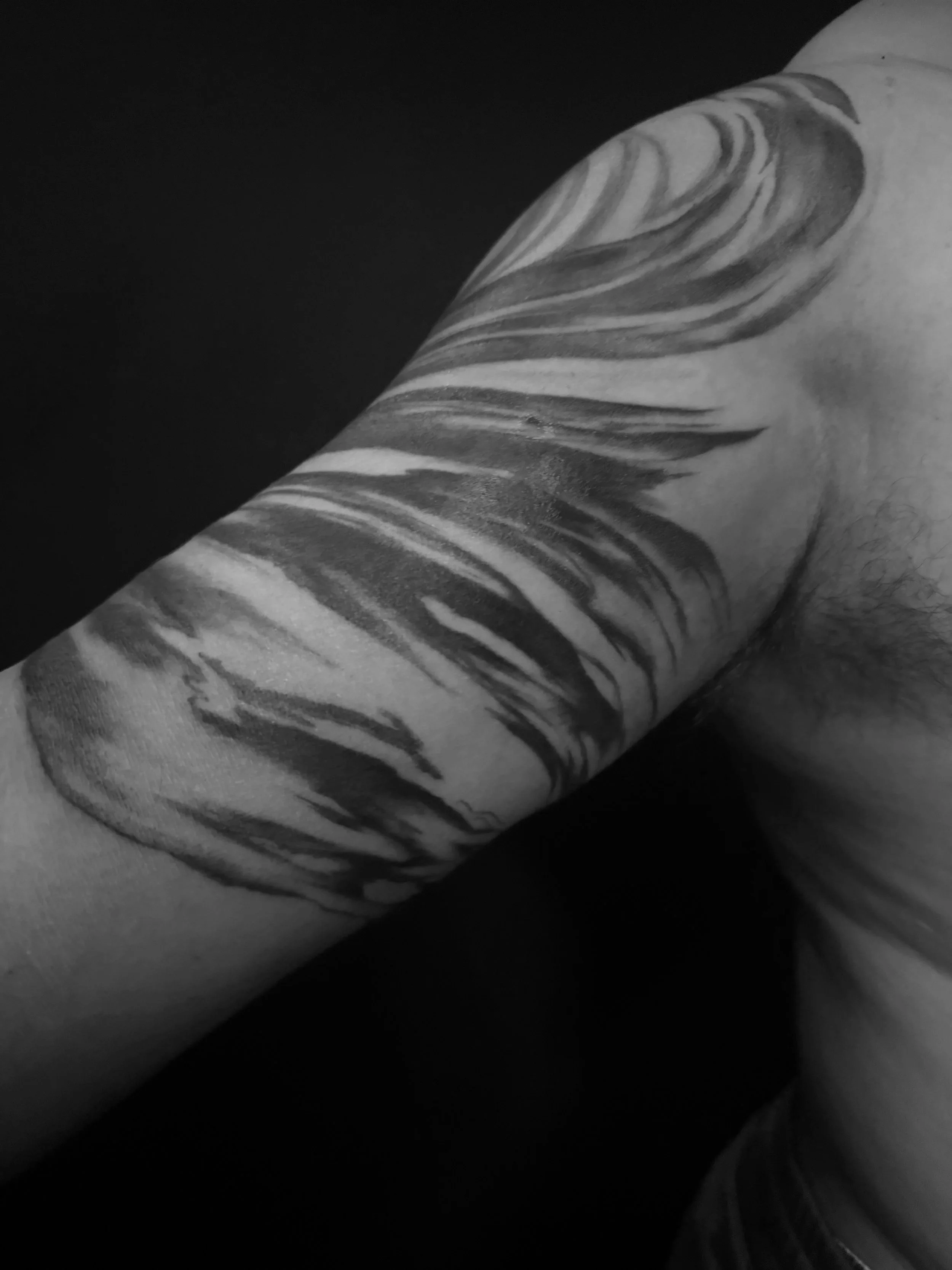 以抽象筆刷創作出如雲層、海浪般的圖騰，與身體線條吻合成厚盔甲。