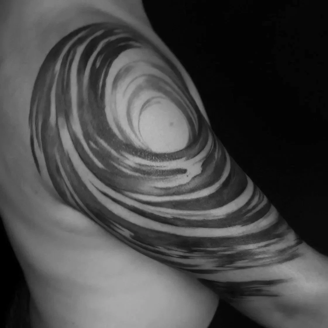 將風景的輪廓與紋理轉化為皮膚上的地圖與記憶