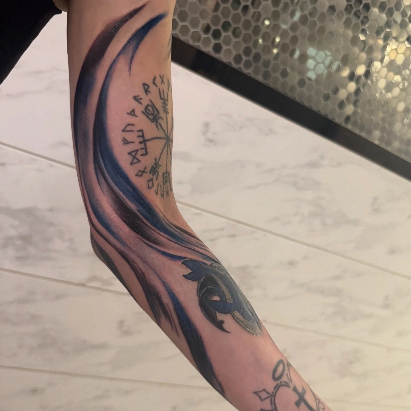 Shadow Flow | Evolving Abstract · Full Sleeve This sleeve began with freehand marker drawn directly on skin, allowing the first spontaneous lines to follow the arm’s natural contours and the client’s breath.