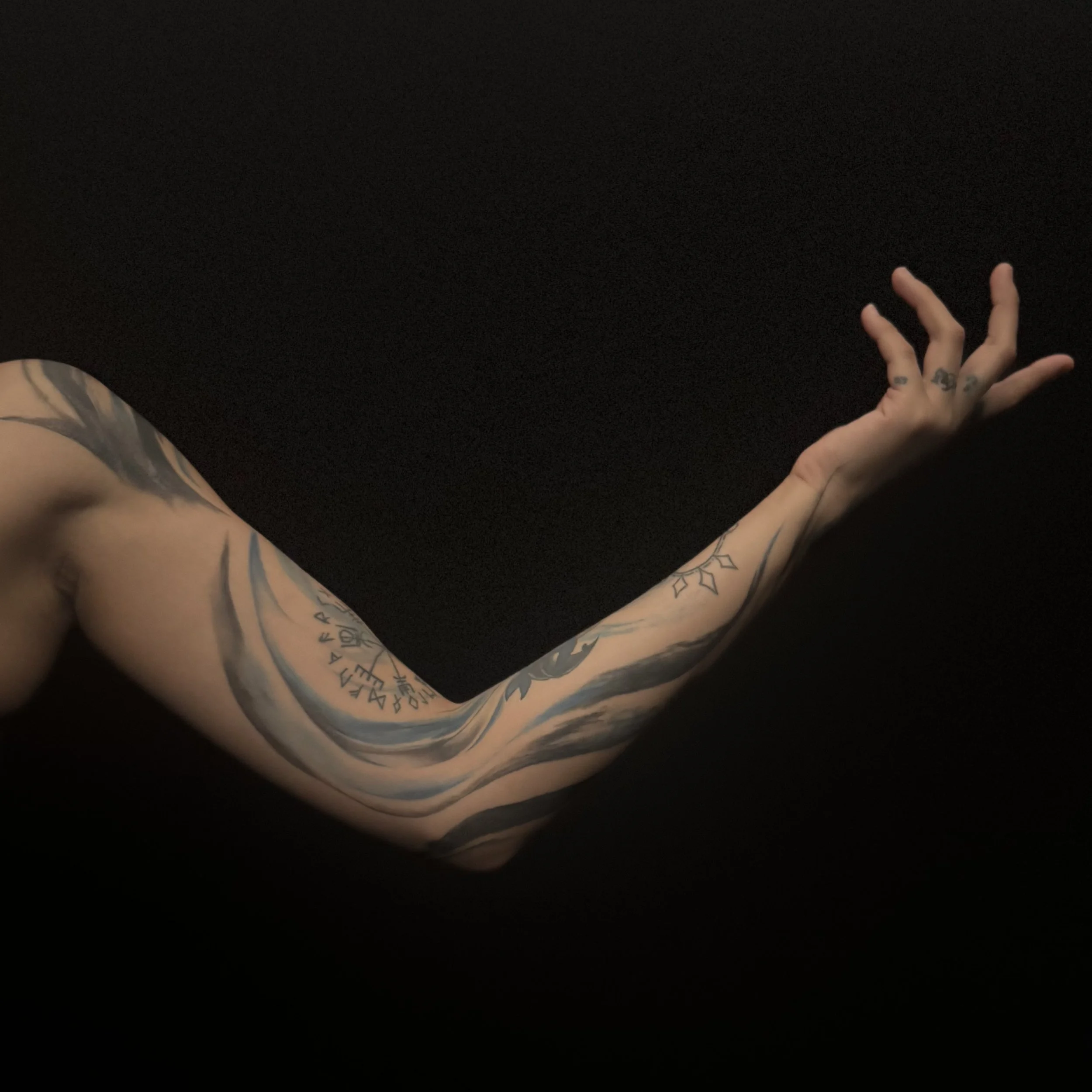 Shadow Flow | Evolving Abstract · Full Sleeve
This sleeve began with freehand marker drawn directly on skin, allowing the first spontaneous lines to follow the arm’s natural contours and the client’s breath.