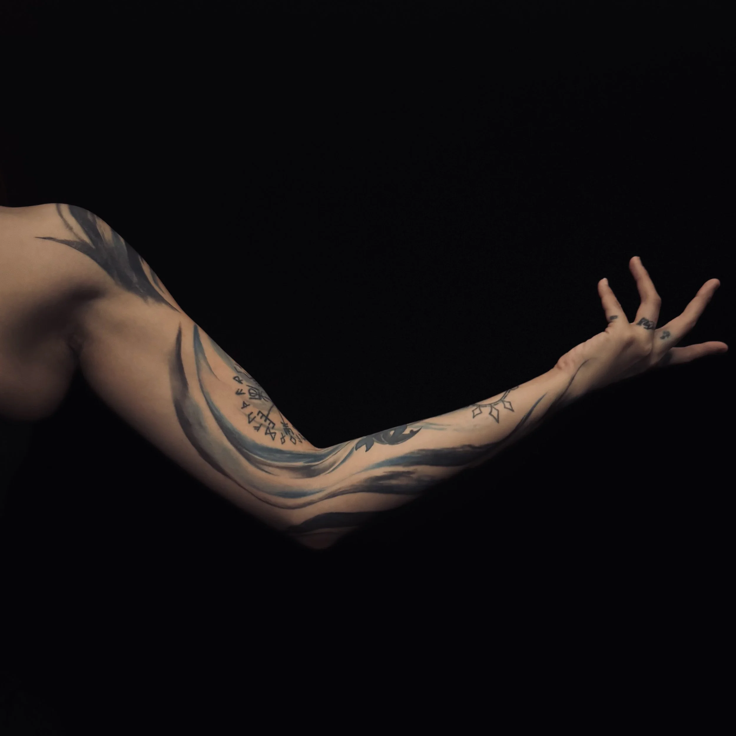 Shadow Flow | Evolving Abstract · Full Sleeve This sleeve began with freehand marker drawn directly on skin, allowing the first spontaneous lines to follow the arm’s natural contours and the client’s breath.