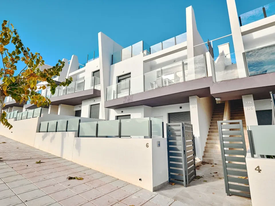 Modern New-Build Apartment with Private Rooftop Solarium