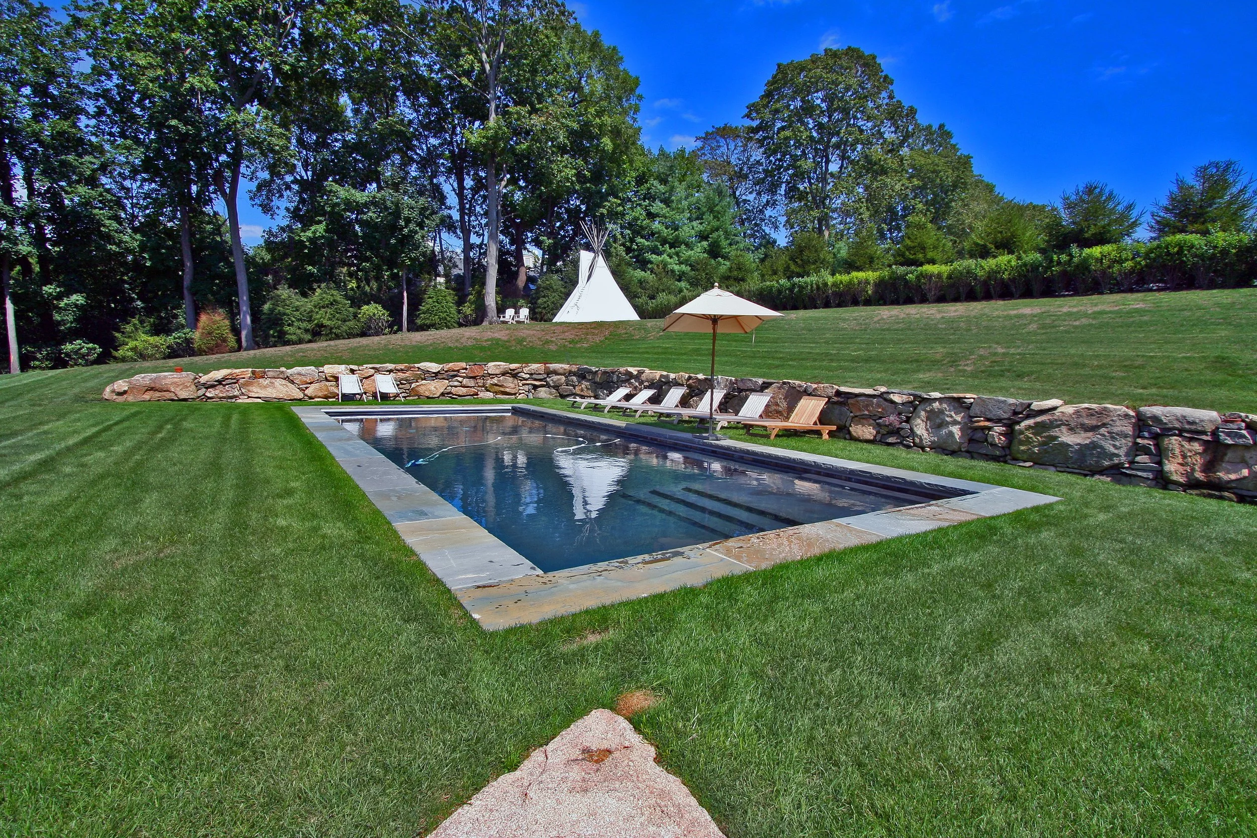 5 Signs Your Pool Needs a Repair